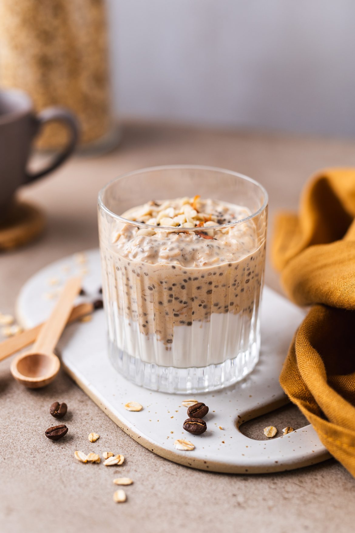 Pernakt brinkinta avižinė košė su riešutų kremu ir kava