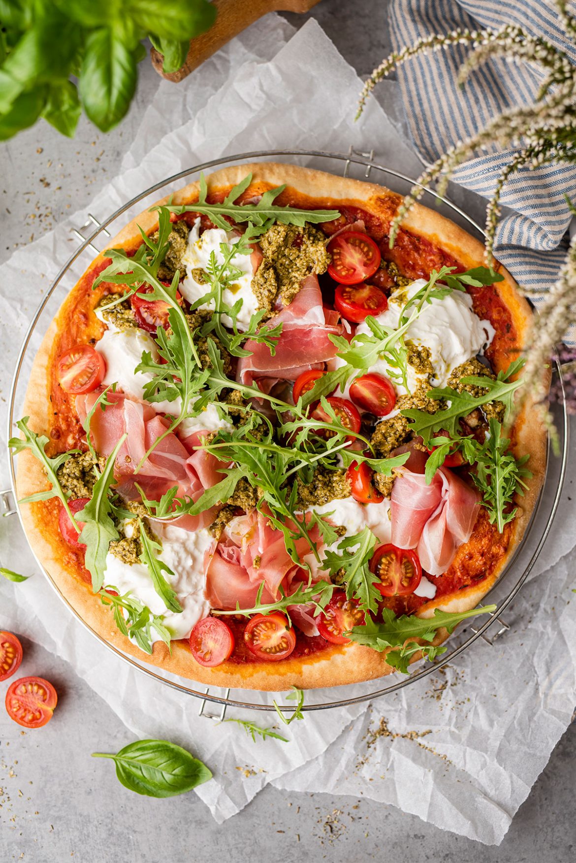 Pica su vytintu kumpiu, pesto ir „Burrata“