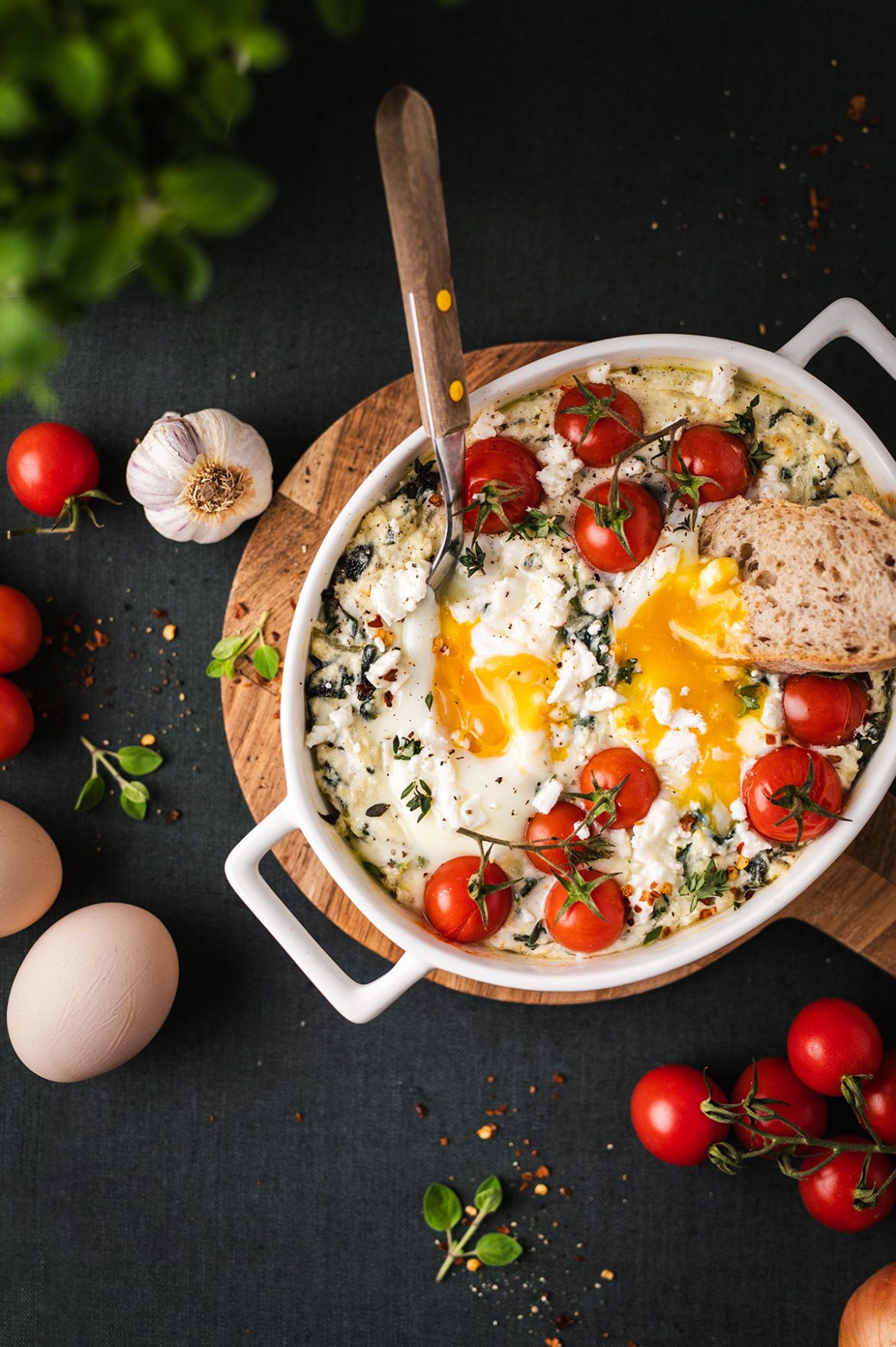 Pikantiška pusryčių apkepėlė su varške, špinatais ir pomidorais