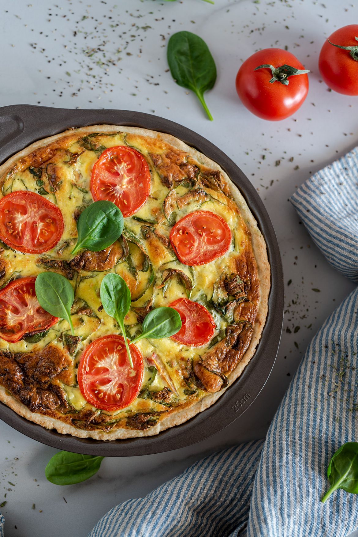 Pikantiškas pyragas su varške, špinatais ir pomidorais