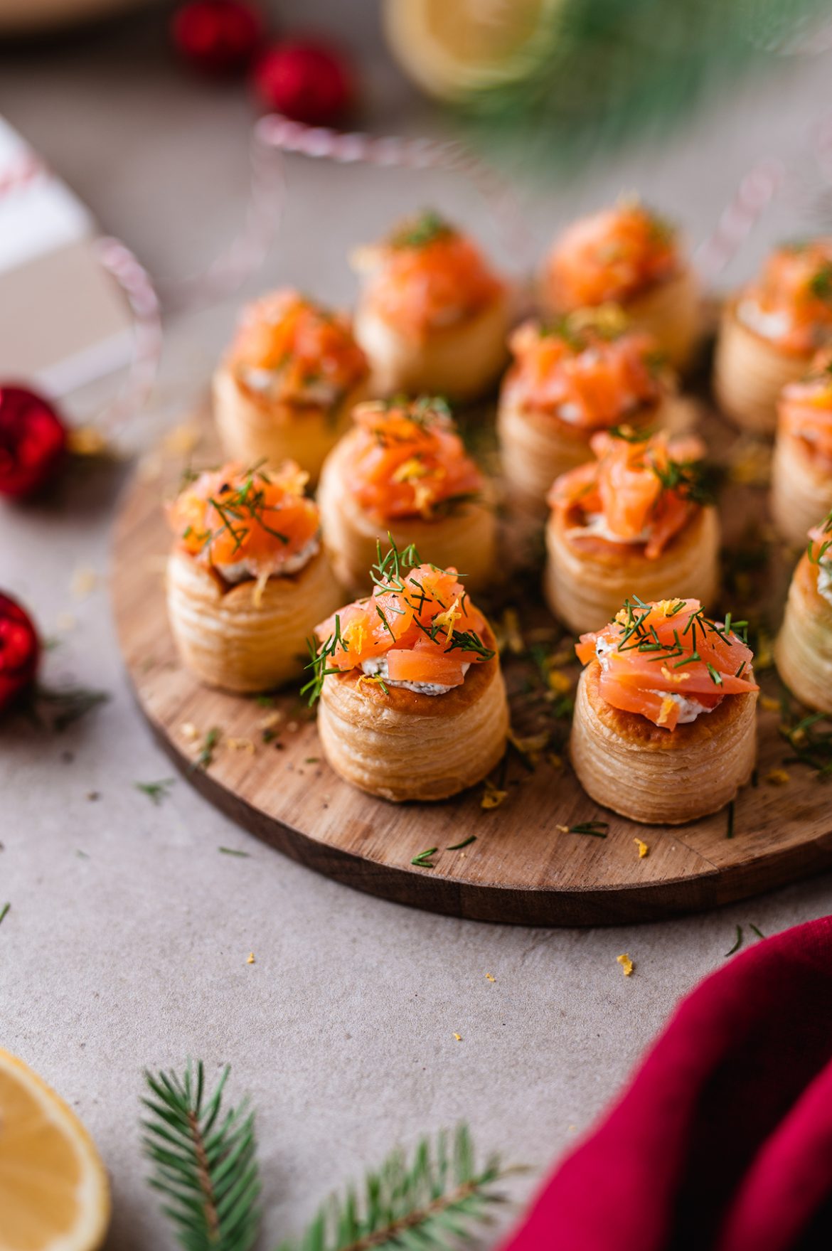 Pikantiški krepšeliai su tepamuoju sūriu ir lašiša