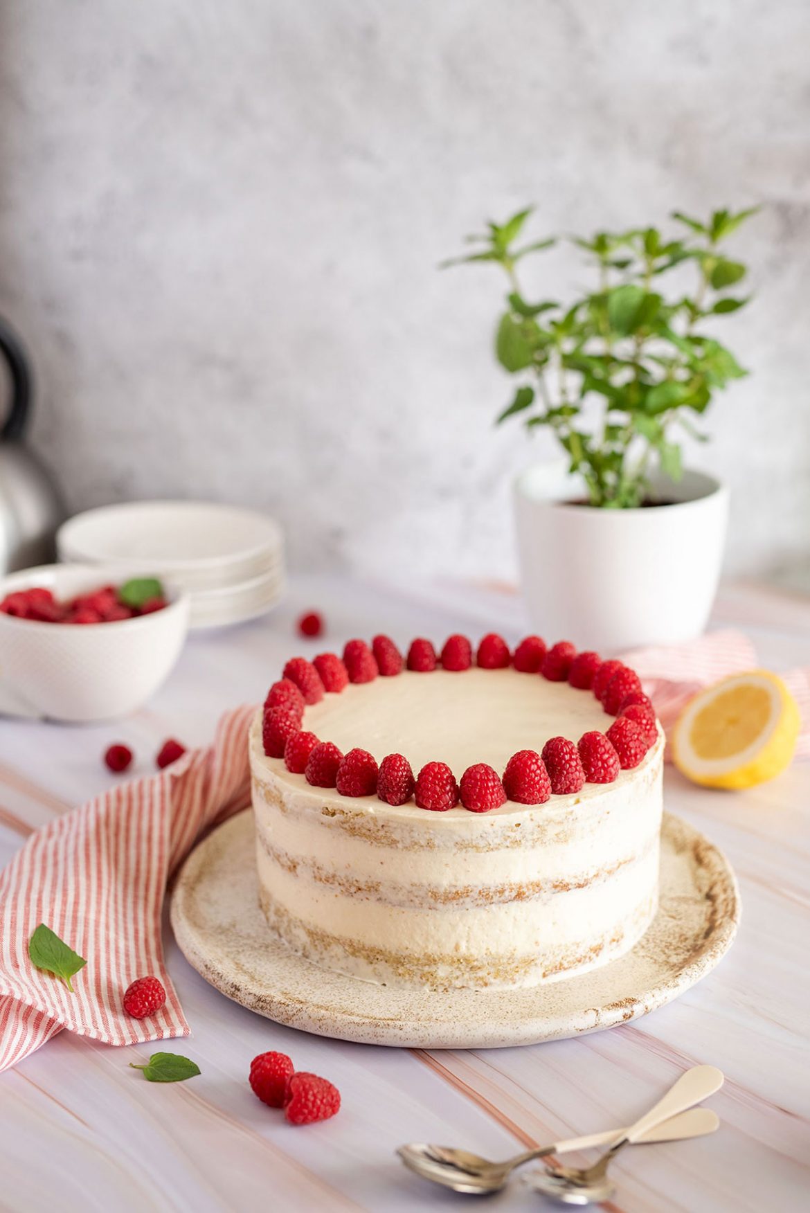 Sluoksniuotas pilno grūdo miltų tortas su avietėmis