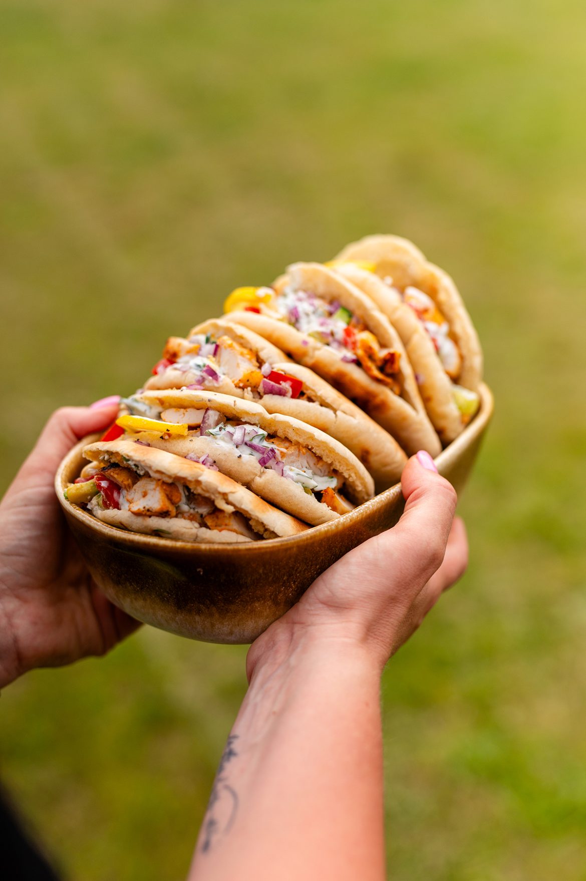 Pitos su grilinta vištiena, tzatziki padažu ir daržovių salotomis