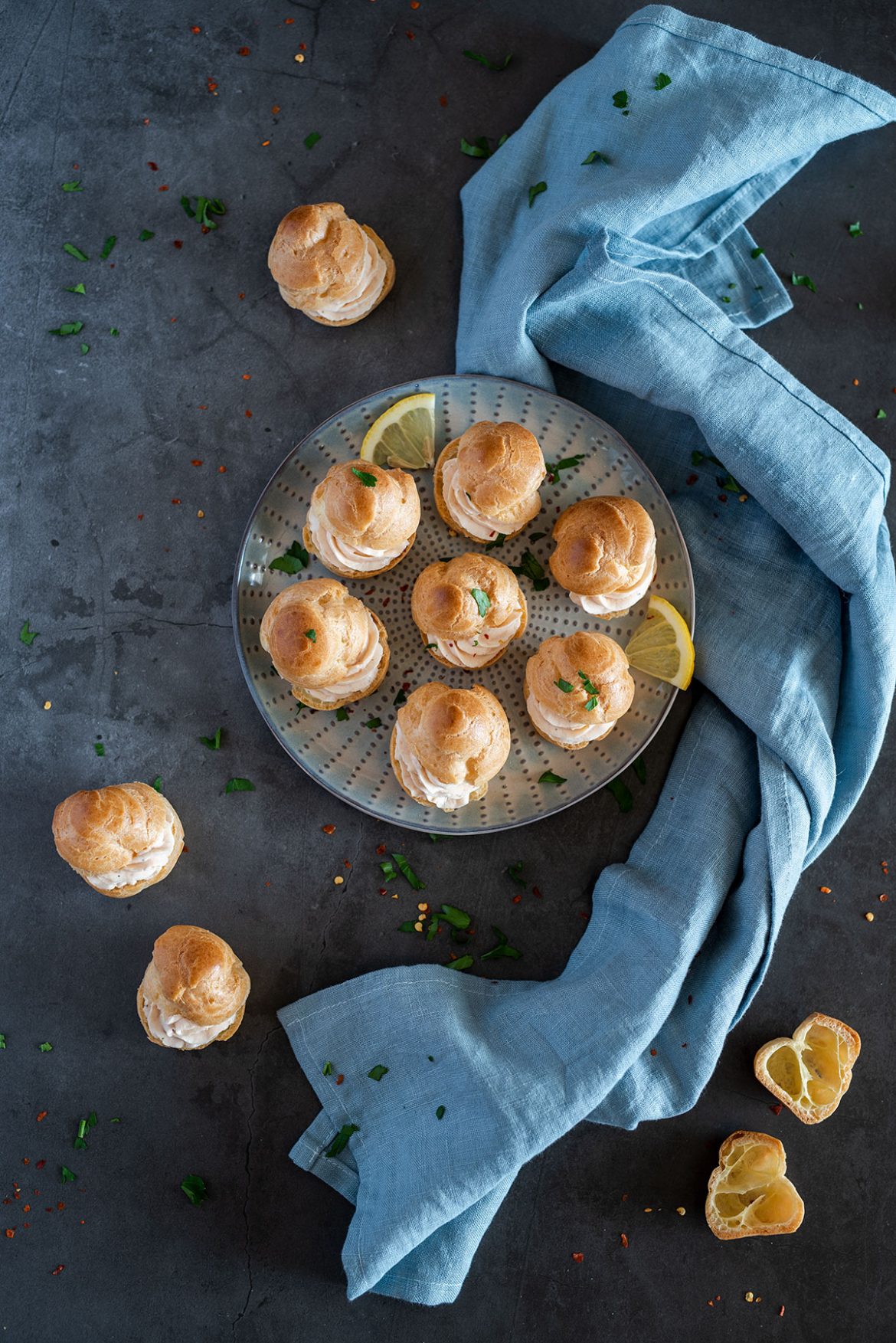 Plikyti pyragėliai su lašišos ir tepamojo sūrio kremu