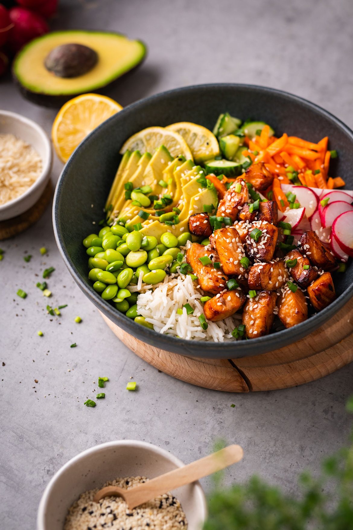 Pokės dubenėlis (poke bowl) su lašiša