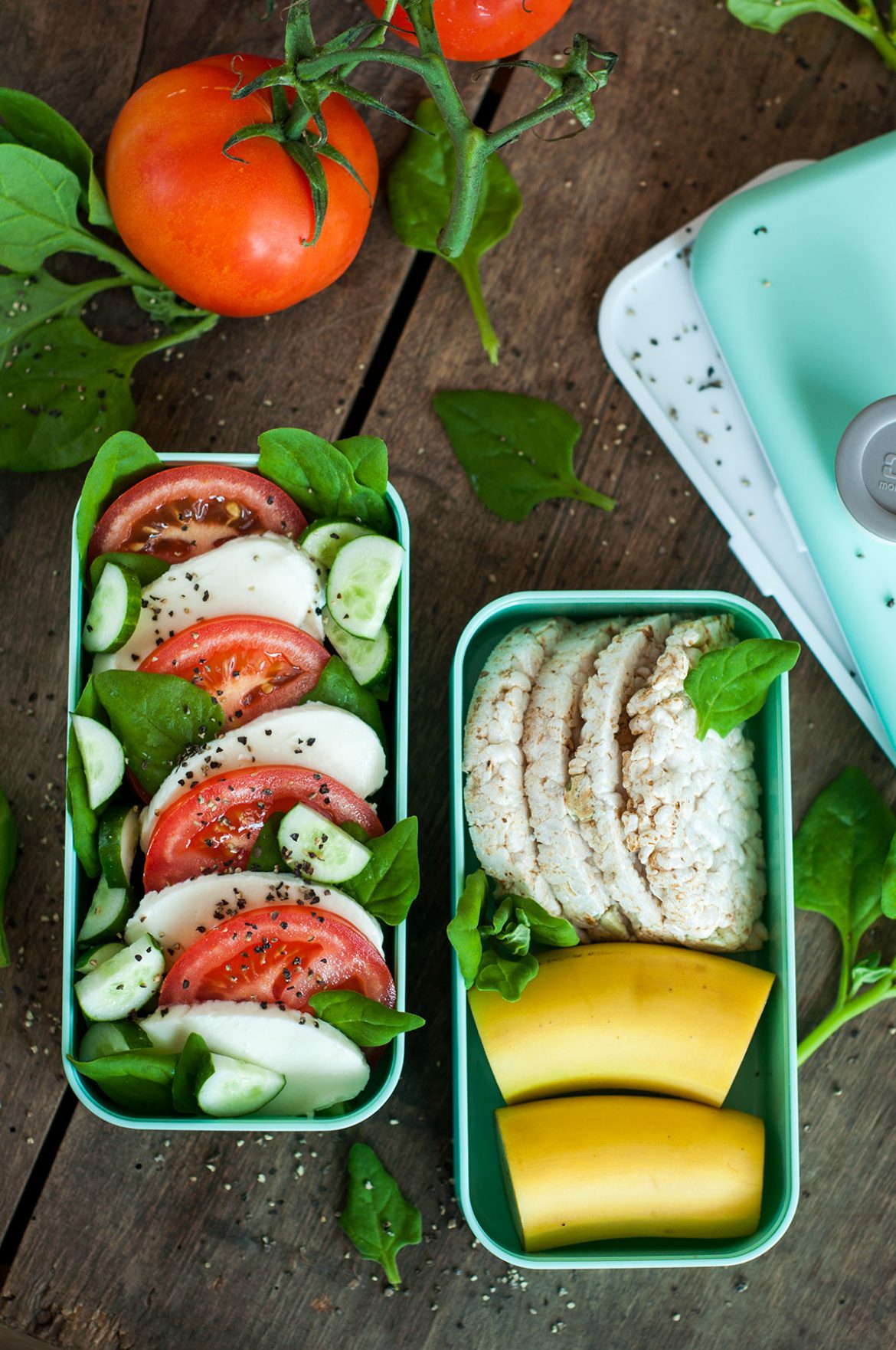 Pomidorų, agurkų, špinatų ir mocarelos salotos