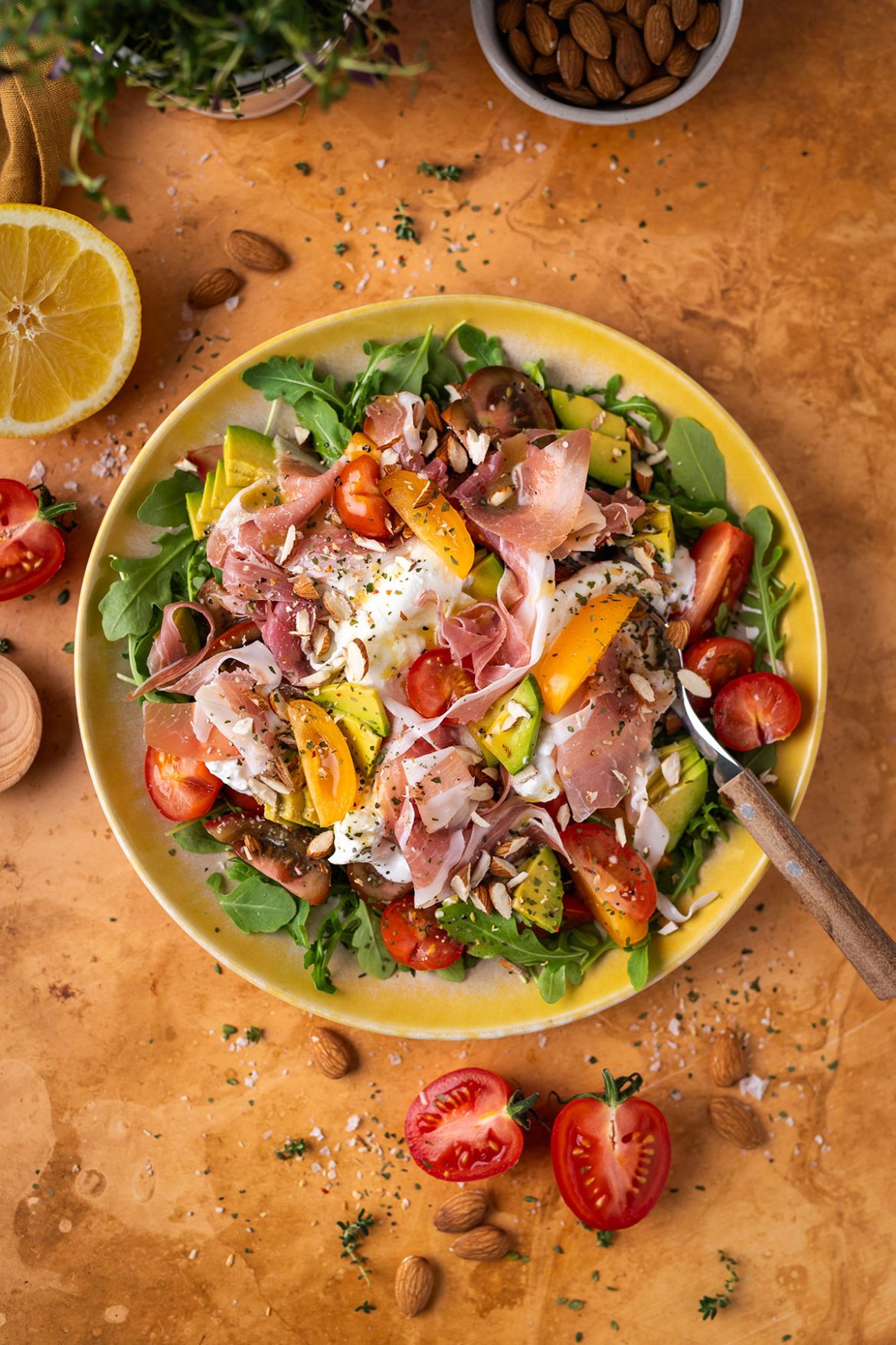 Pomidorų salotos su burata ir vytintu kumpiu