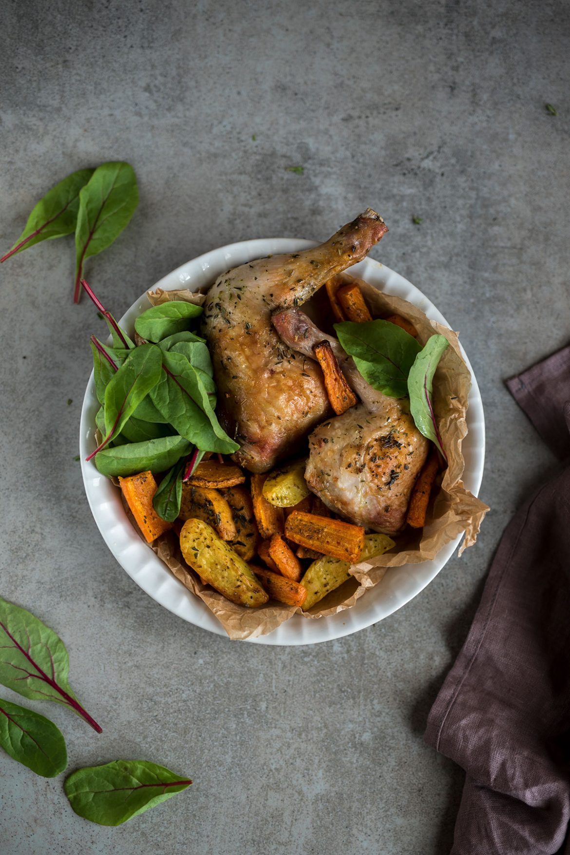 Orkaitėje kepti vištos ketvirčiai su česnakiniu prieskoniniu sviestu