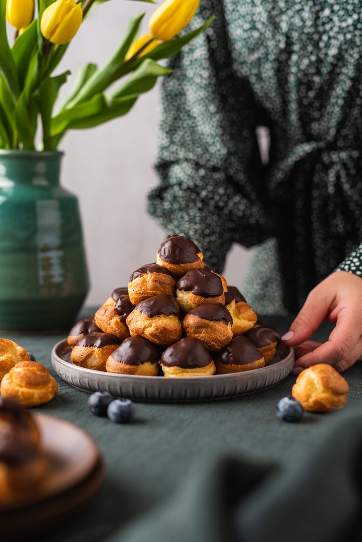 Plikyti pyragaičiai su vaniliniu kremu ir šokolado glaistu