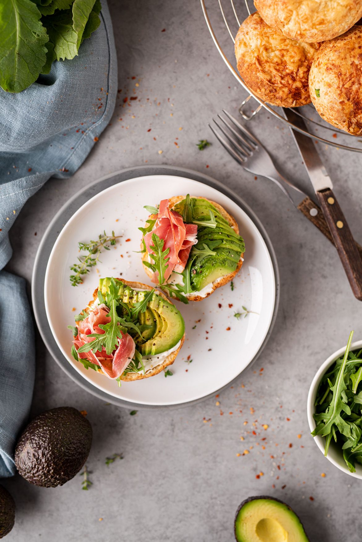 Pikantiškos pusryčių bandelės su čederio sūriu