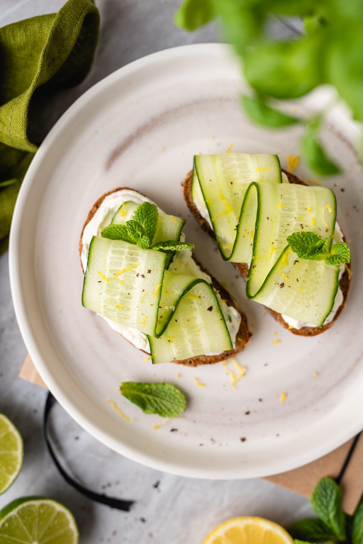 Pusryčių skrebučiai su agurkais