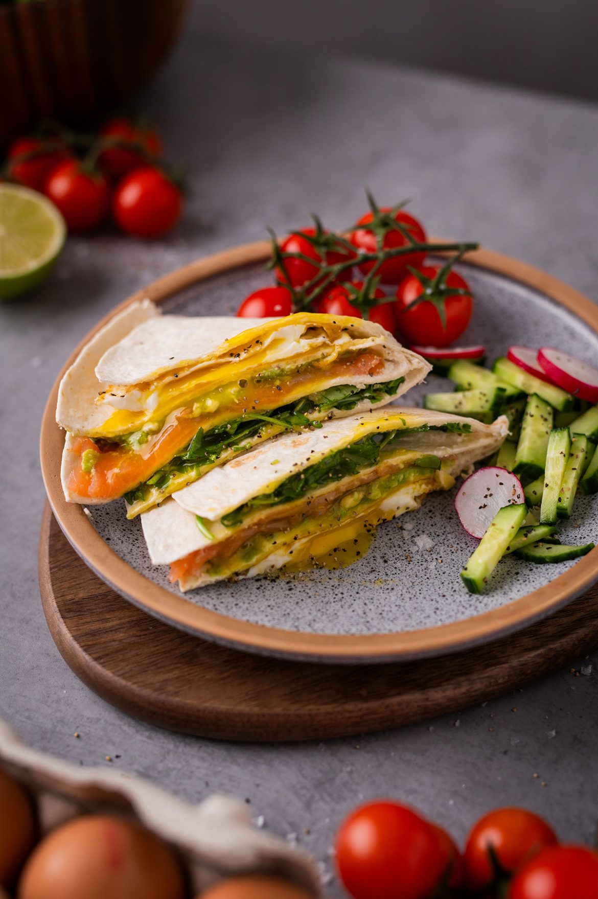 Pusryčių tortilijos su lašiša, avokadais ir kiaušiniais