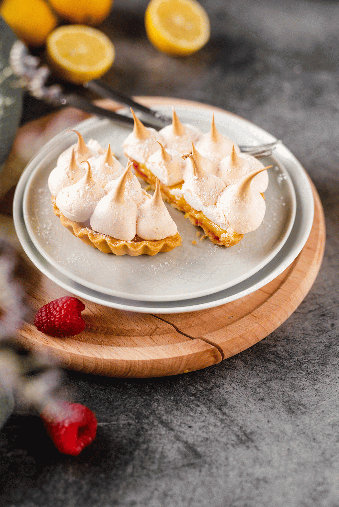 Pyragaičiai su avietėmis, citrinų  kremu ir morengo bokšteliais