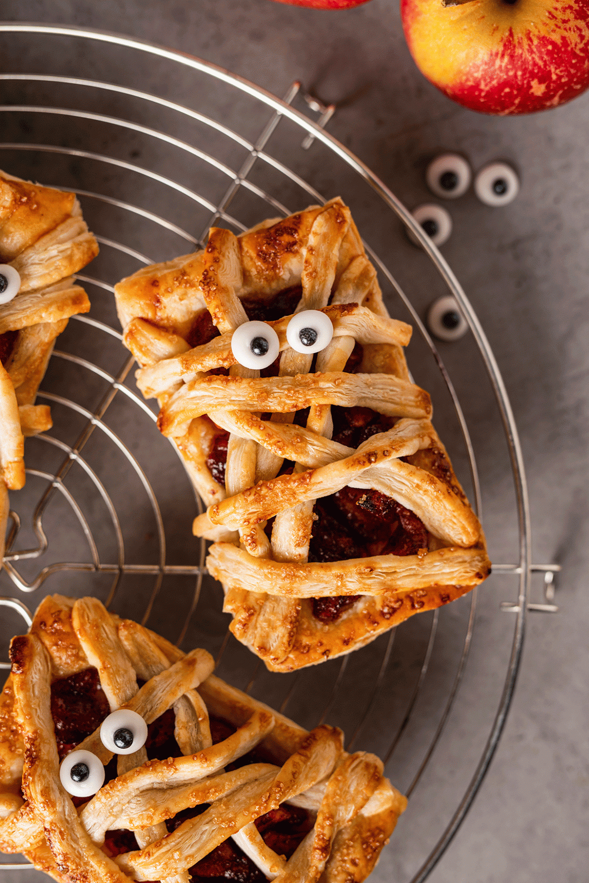 Pyragėliai-mumijos su obuoliais