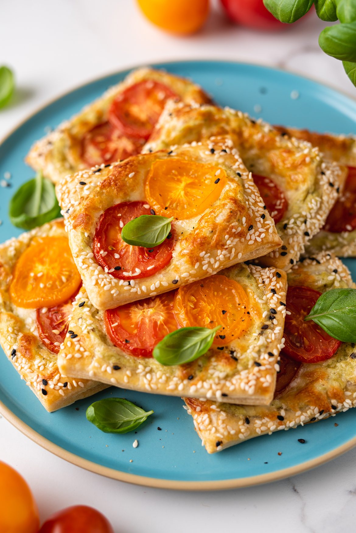 Pyragėliai su pomidorais ir trijų rūšių sūriu