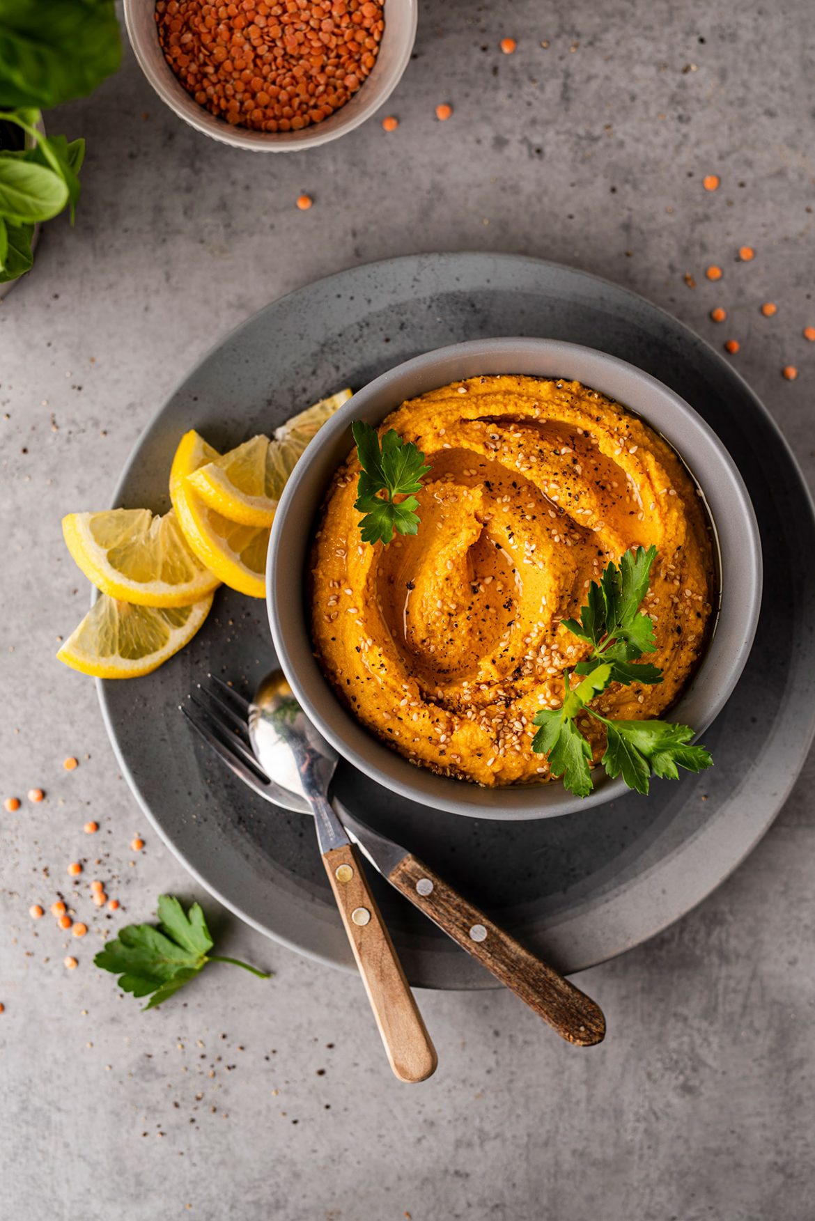 Raudonųjų lęšių humusas su morkomis