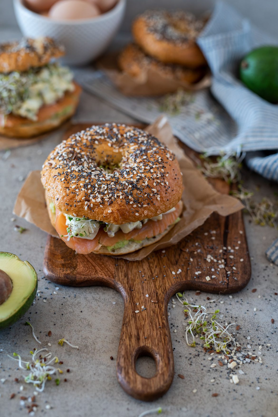 Riestainiai su lašiša ir kiaušinių salotomis