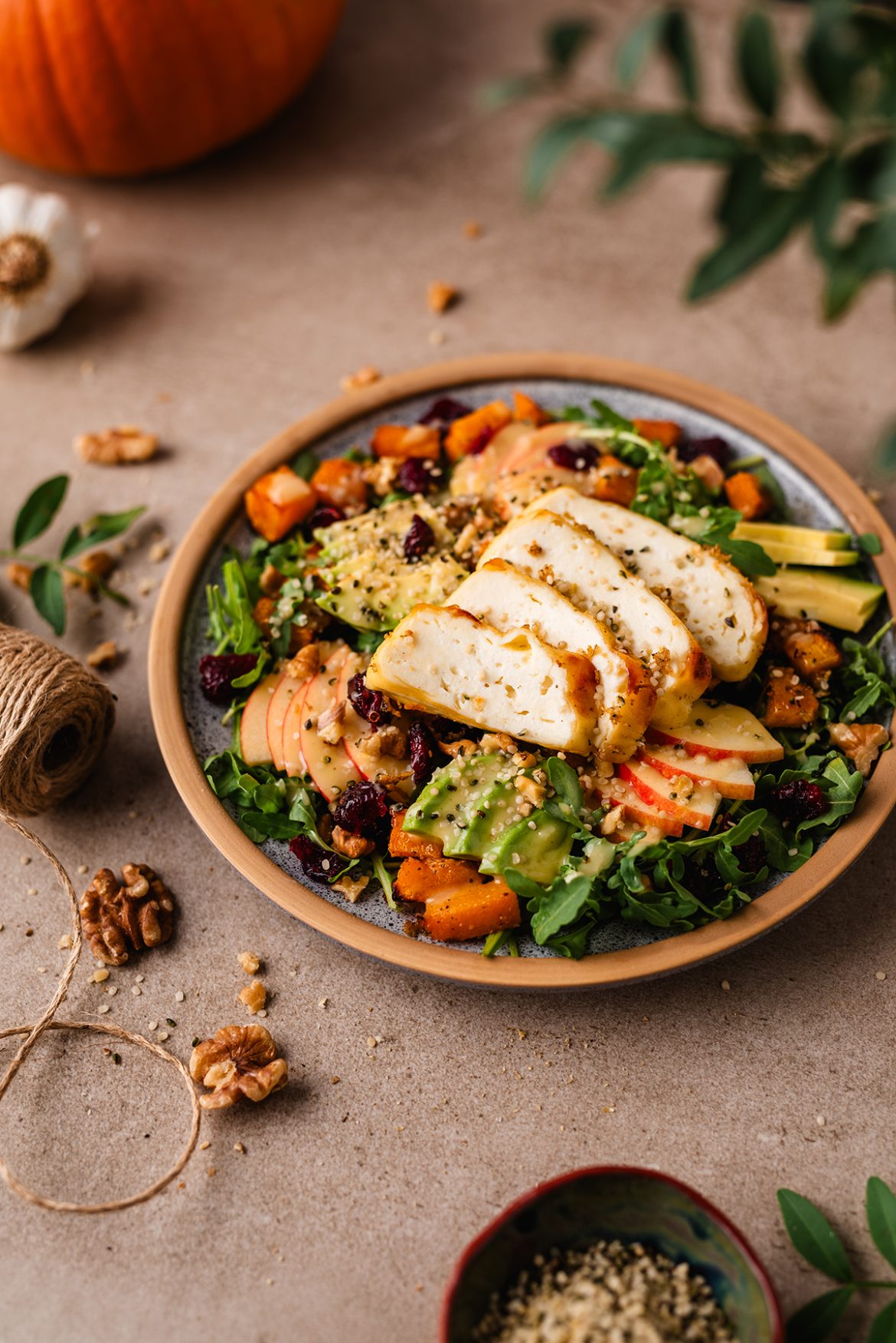 Rudens salotos su keptu varškės sūriu