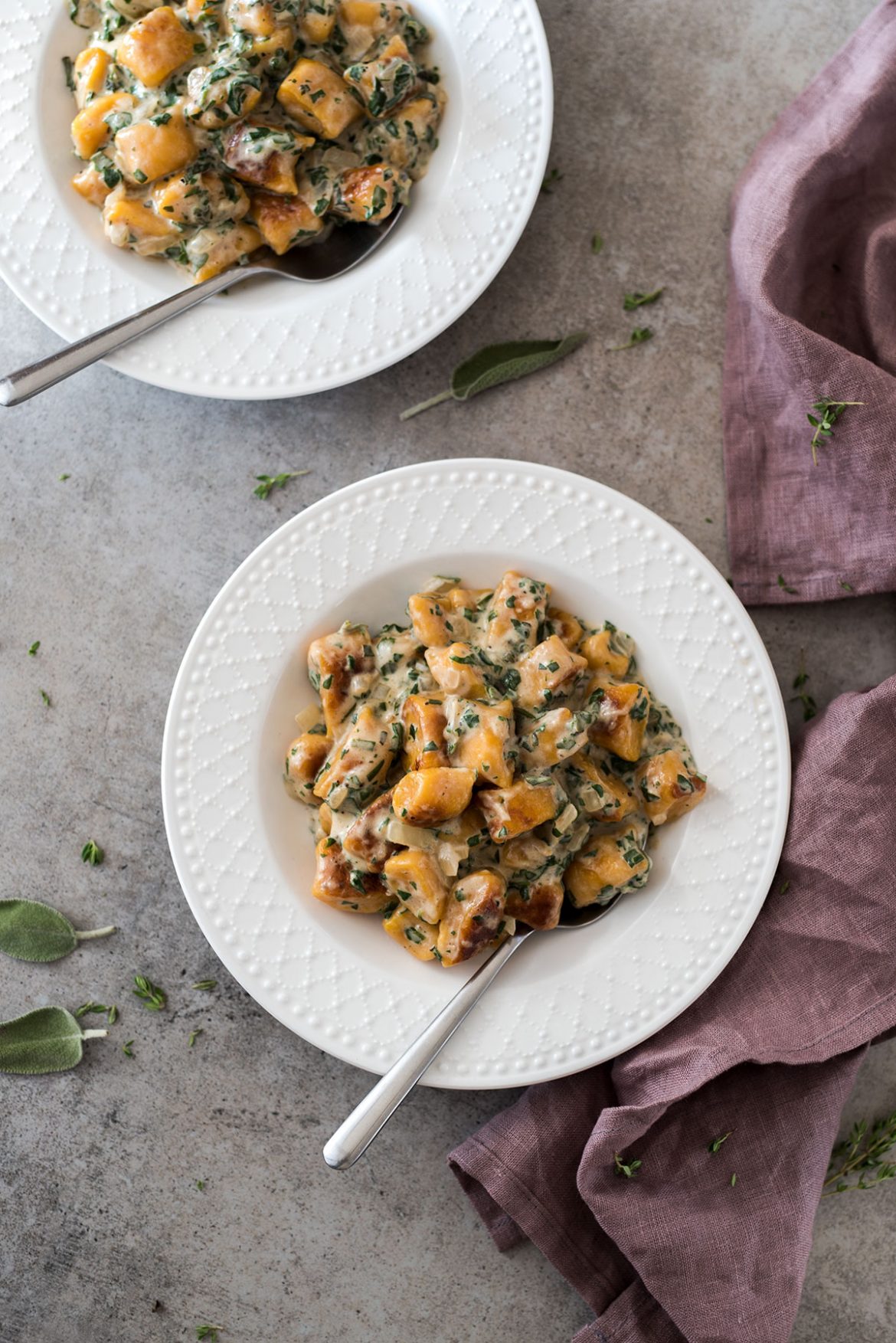 Saldžiųjų bulvių virtinukai su kokosų pieno ir špinatų padažu