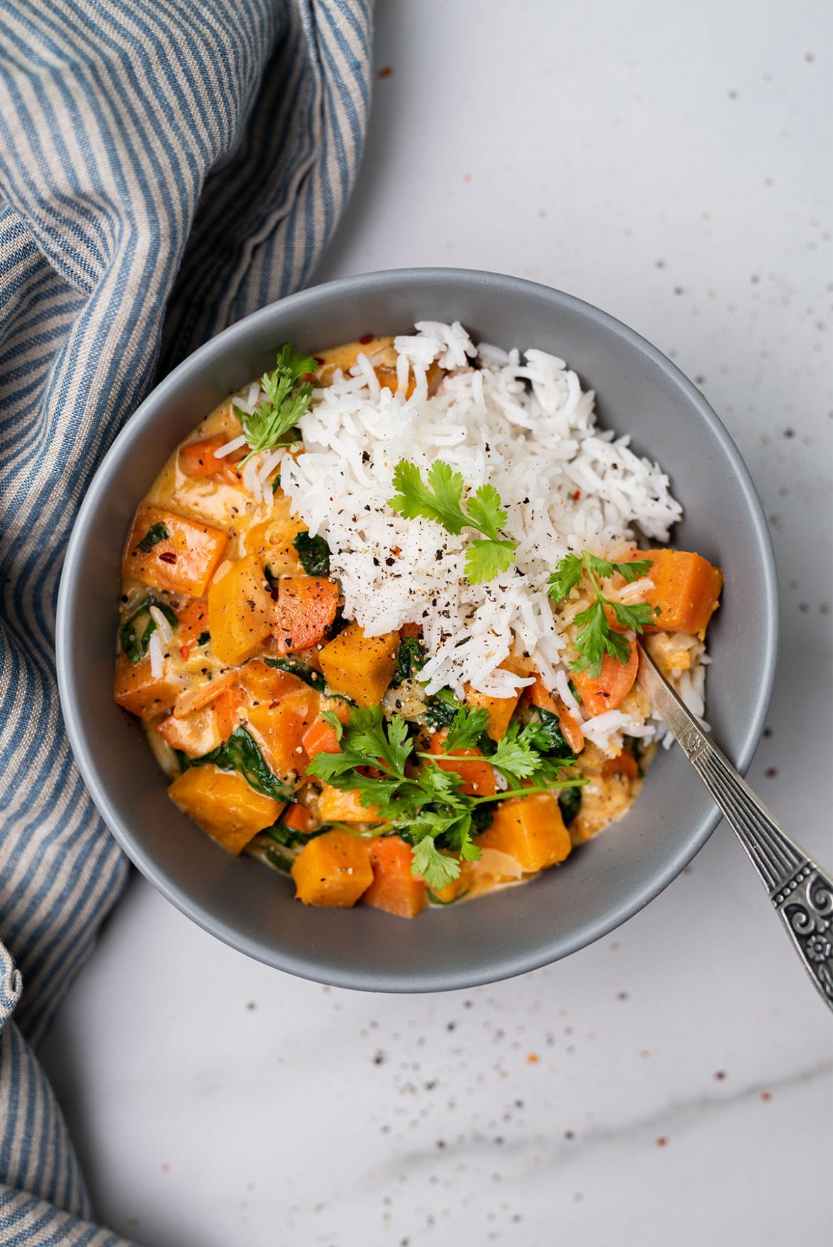 Saldžiųjų bulvių karis su špinatais