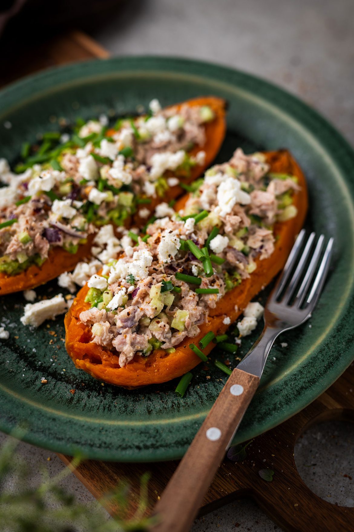 Keptos saldžiosios bulvės su avokadais ir tunu