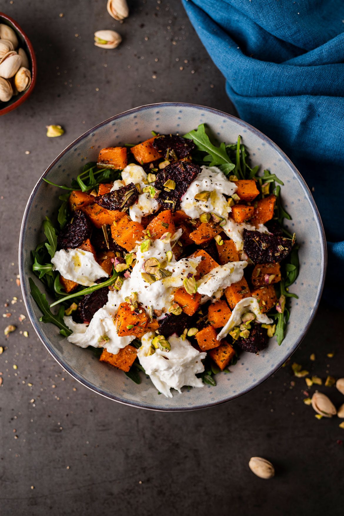 Keptų burokėlių ir batatų salotos su „Burrata“ sūriu