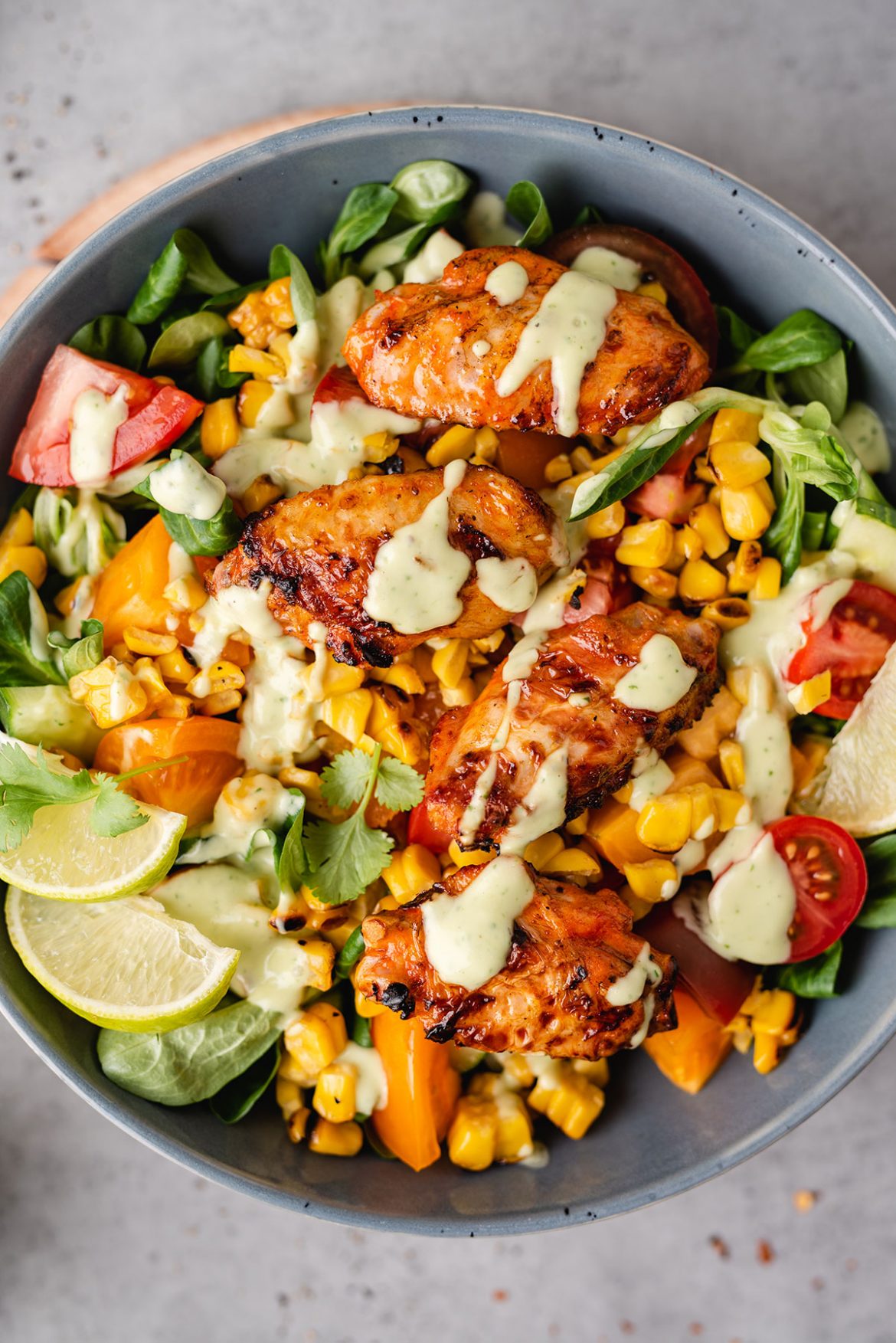 Salotos su vištienos sparneliais ir avokadų padažu