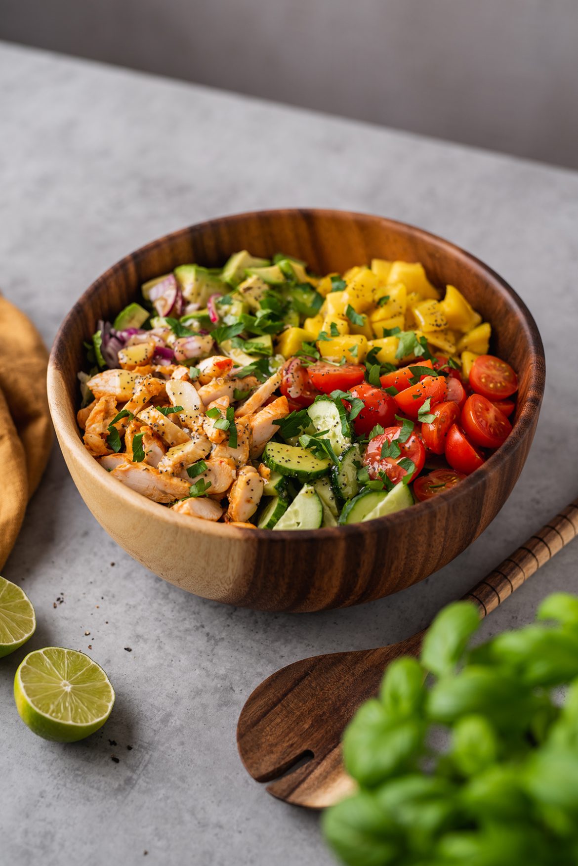 Salotos su grilyje kepta vištiena ir mangais