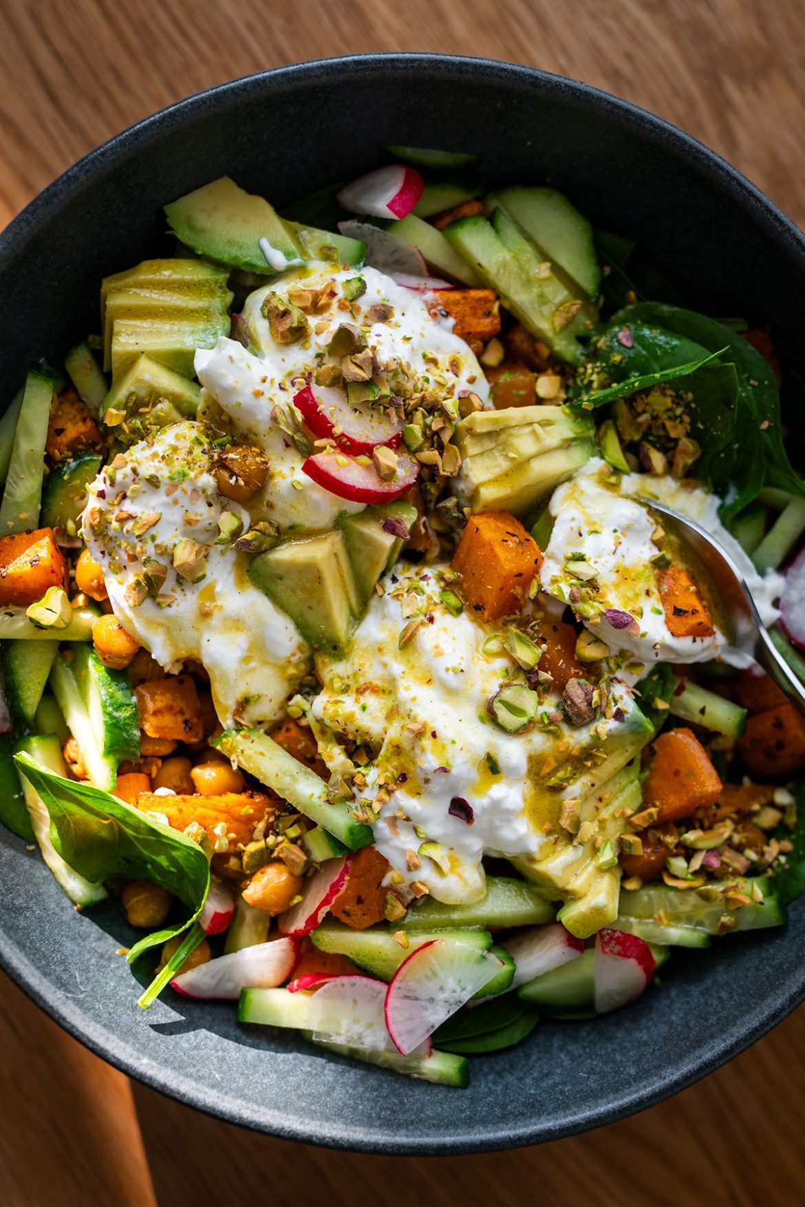 Salotos su keptais batatais, avinžirniais ir burata