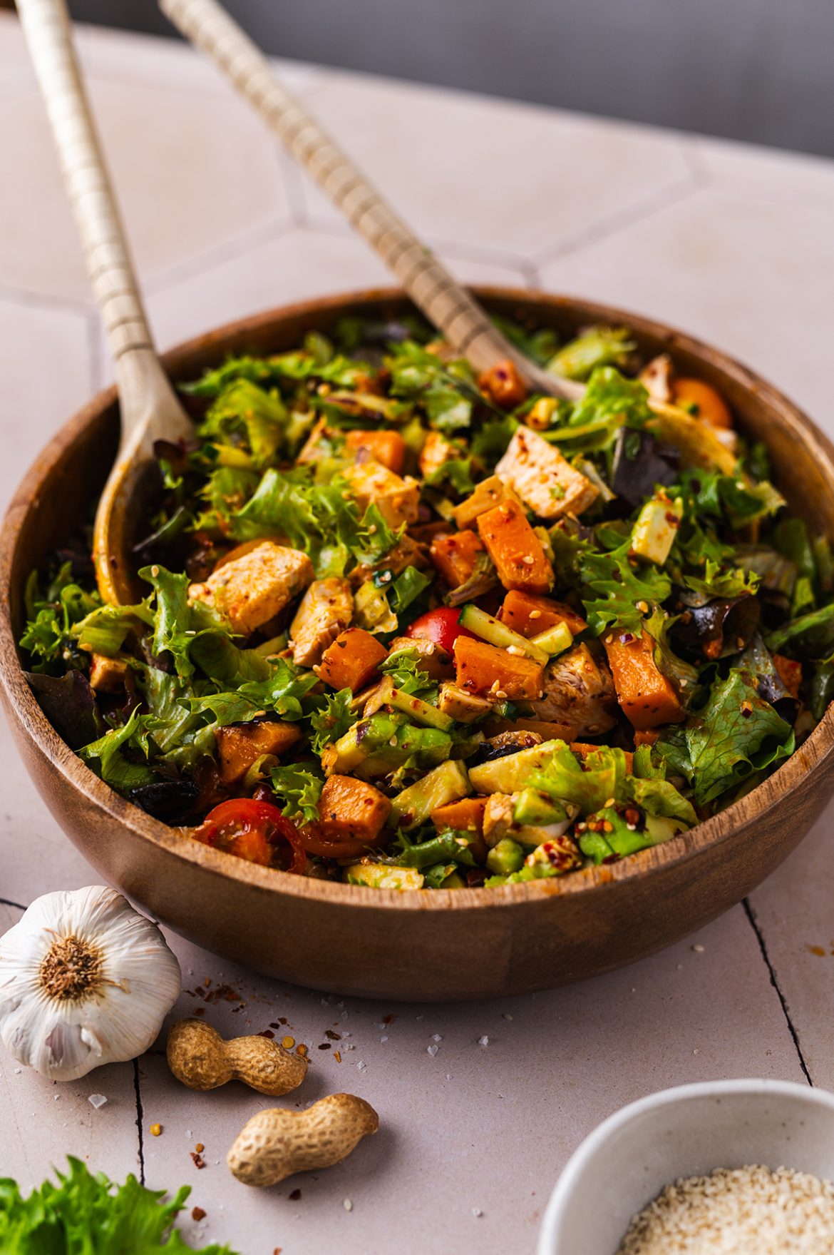 Salotos su keptais batatais ir vištiena