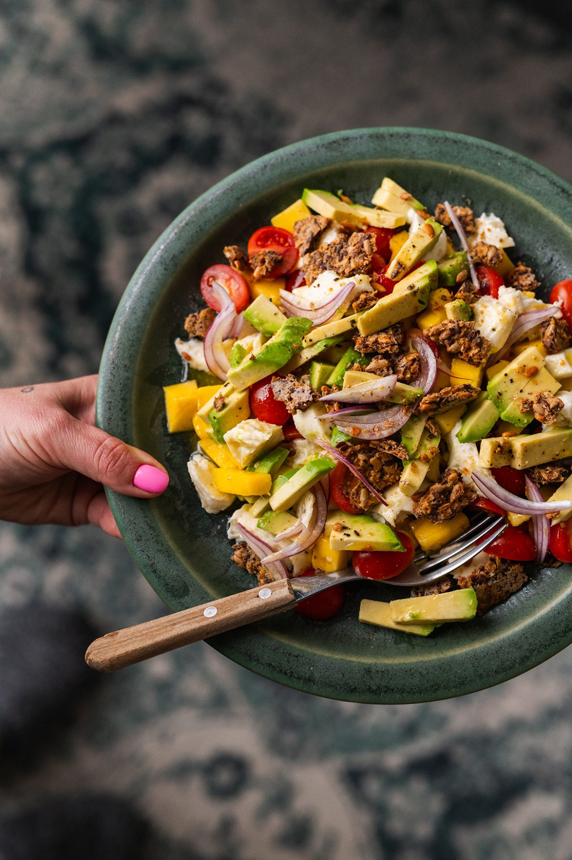 Salotos su mangais, avokadais, mocarela ir duoniukais