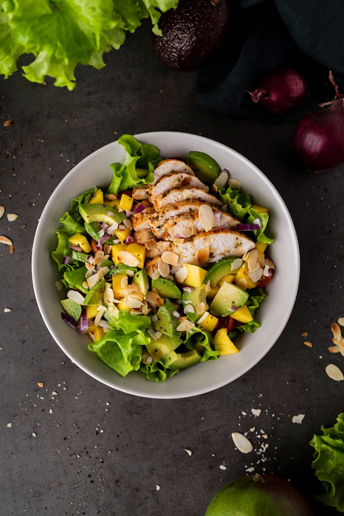 Salotos su mangais, avokadais ir vištiena