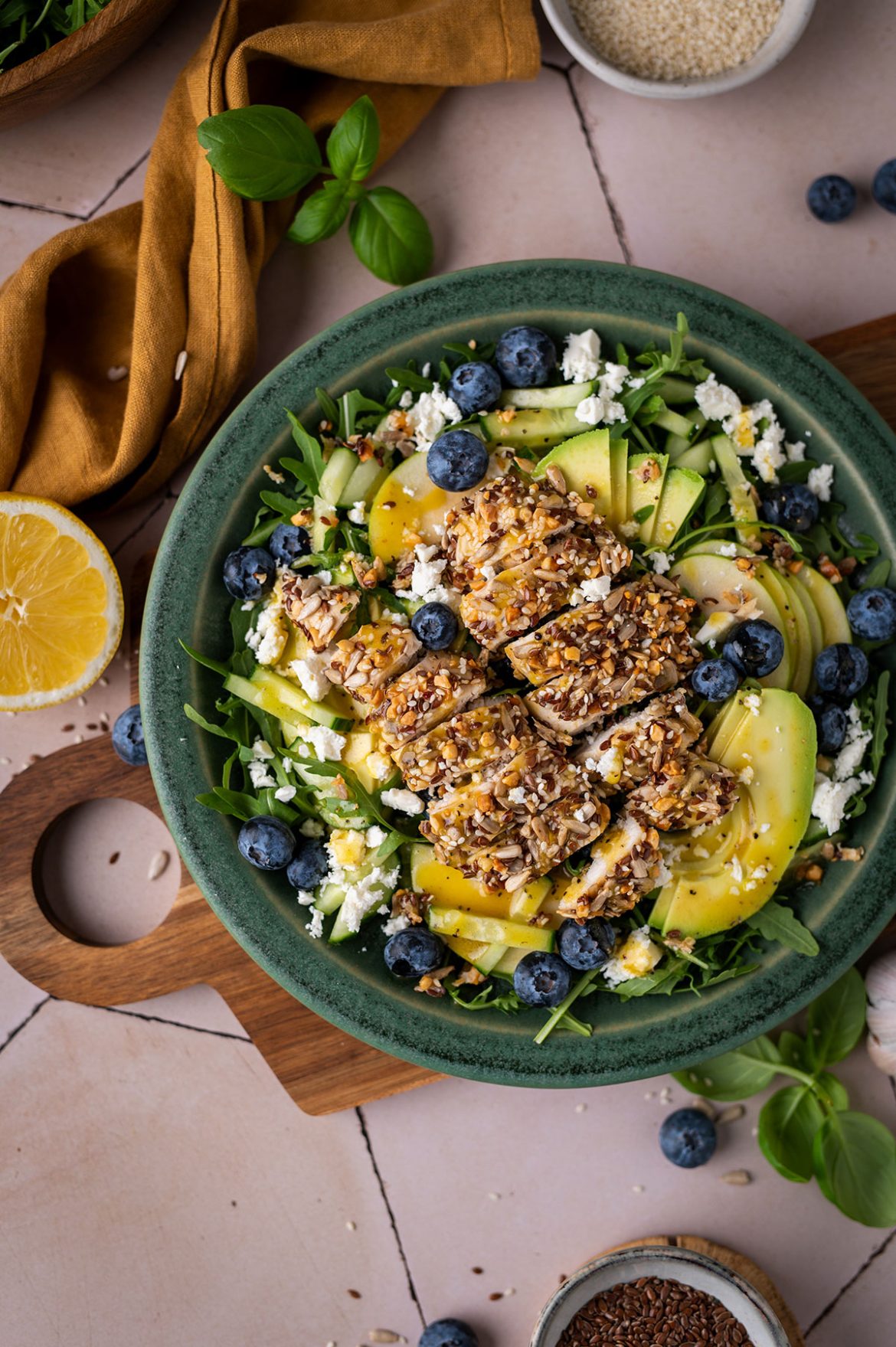 Salotos su vištiena traškioje sėklų plutelėje