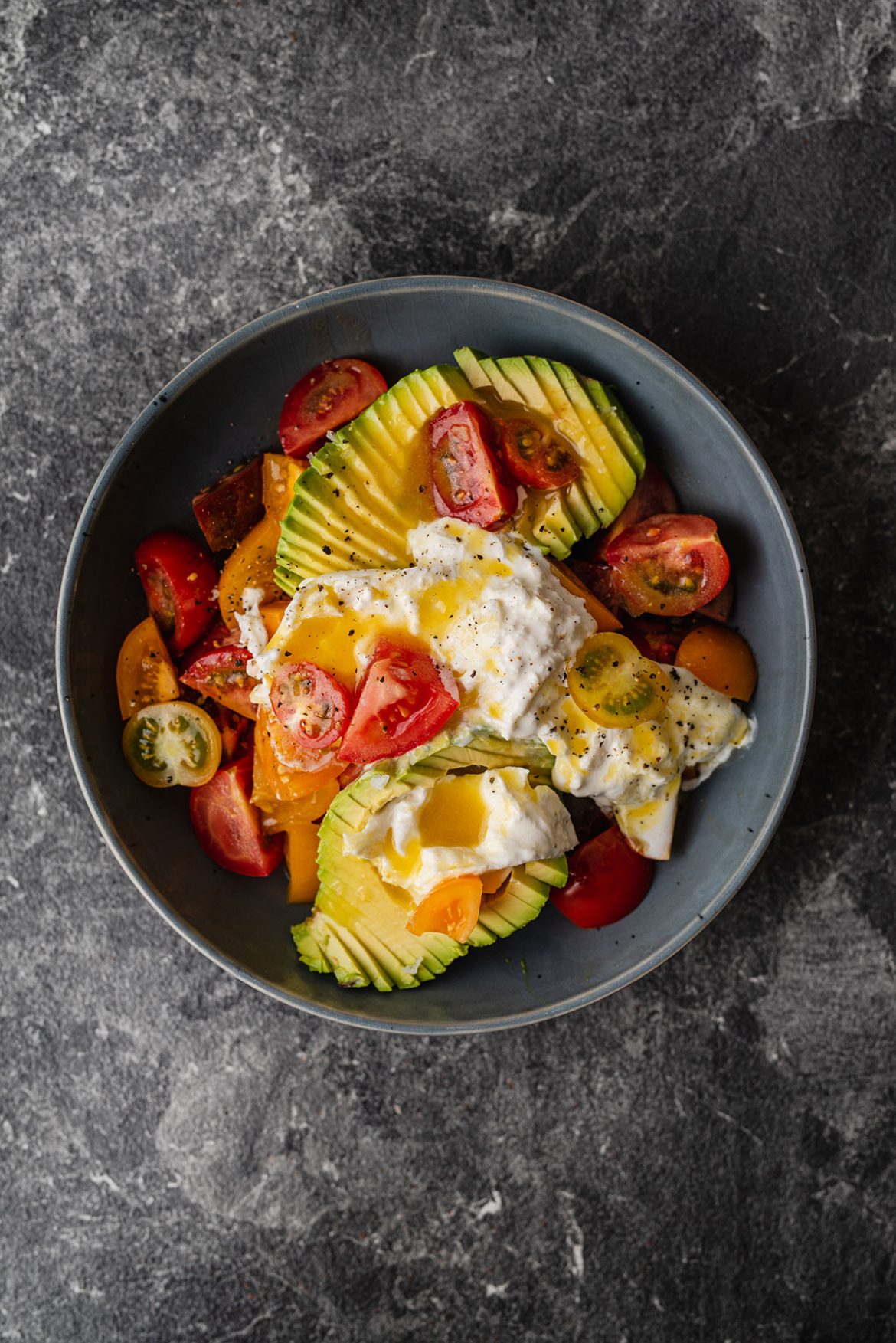 Pomidorų salotos su „Burrata“ ir avokadais