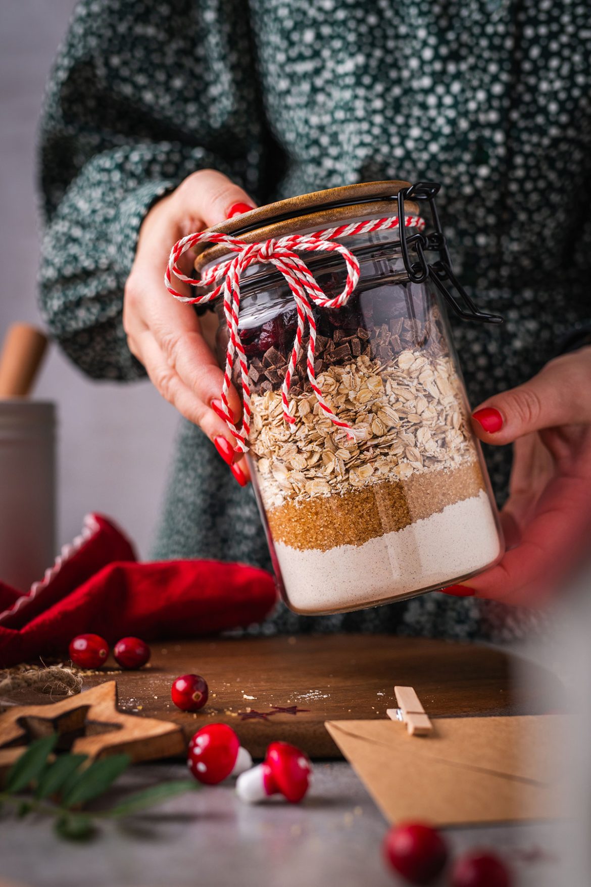 Avižiniai sausainiai su šokoladu ir spanguolėmis