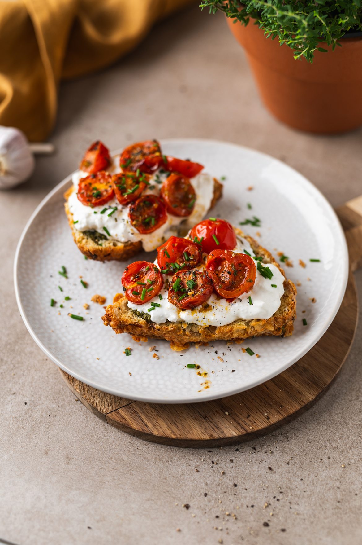 Sumuštiniai su burata ir keptais pomidorais