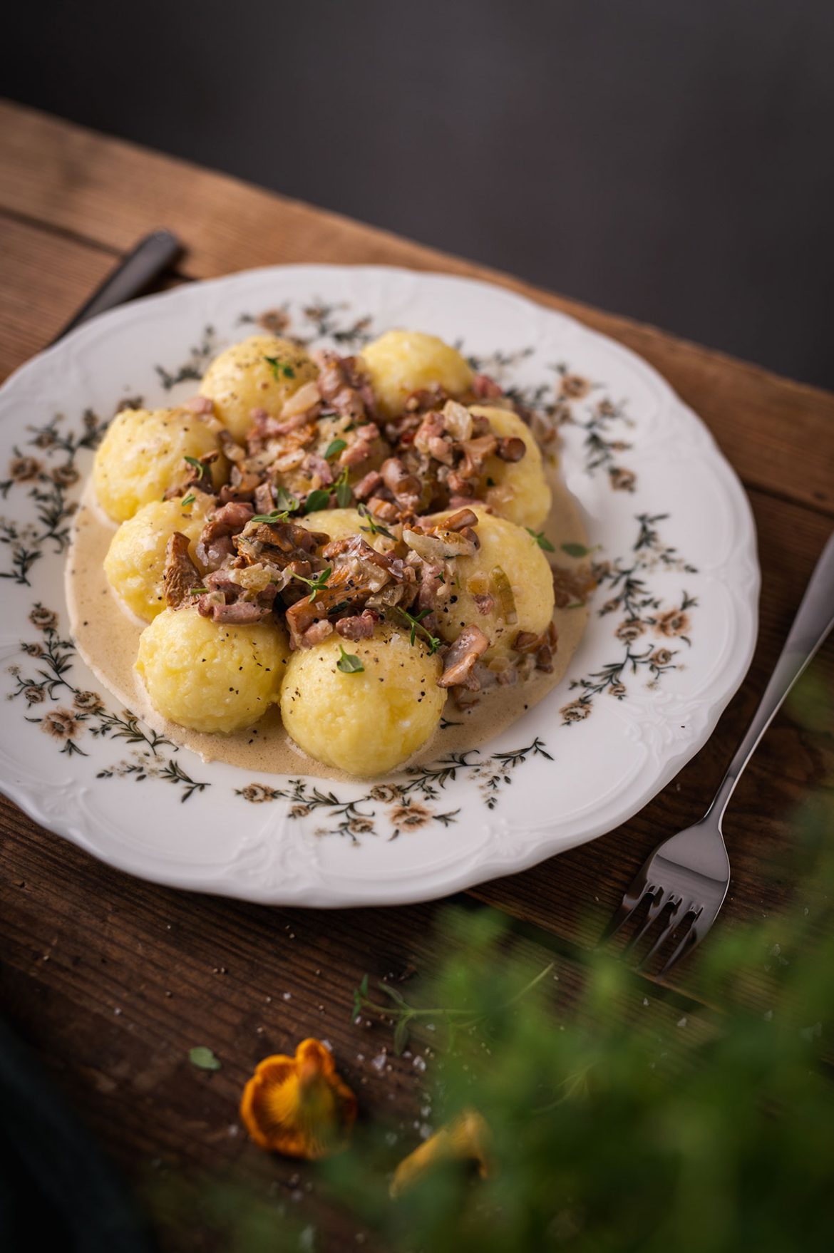 Šilkiniai bulvių kukuliukai su voveraičių padažu