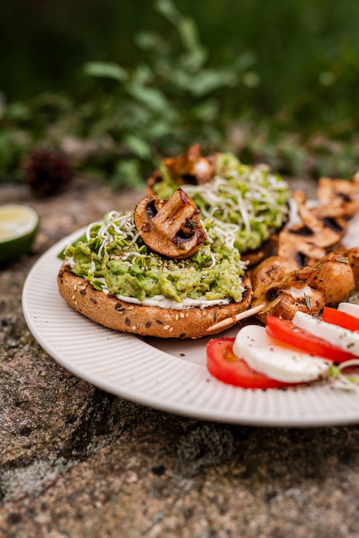 Skrebučiai su avokadais ir česnakinių pievagrybių iešmeliais