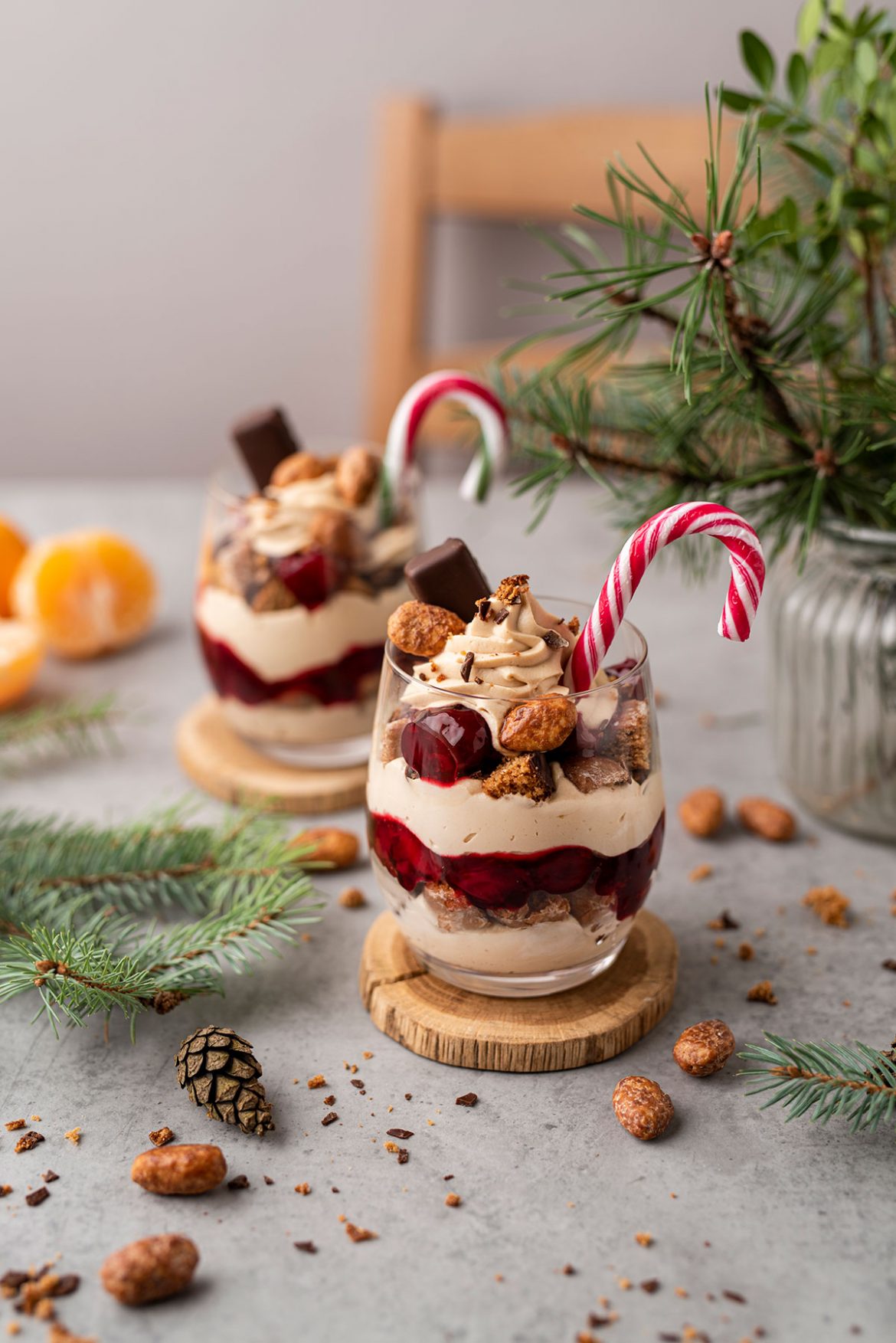 Sluoksniuotas desertas su meduoliais ir vyšniomis