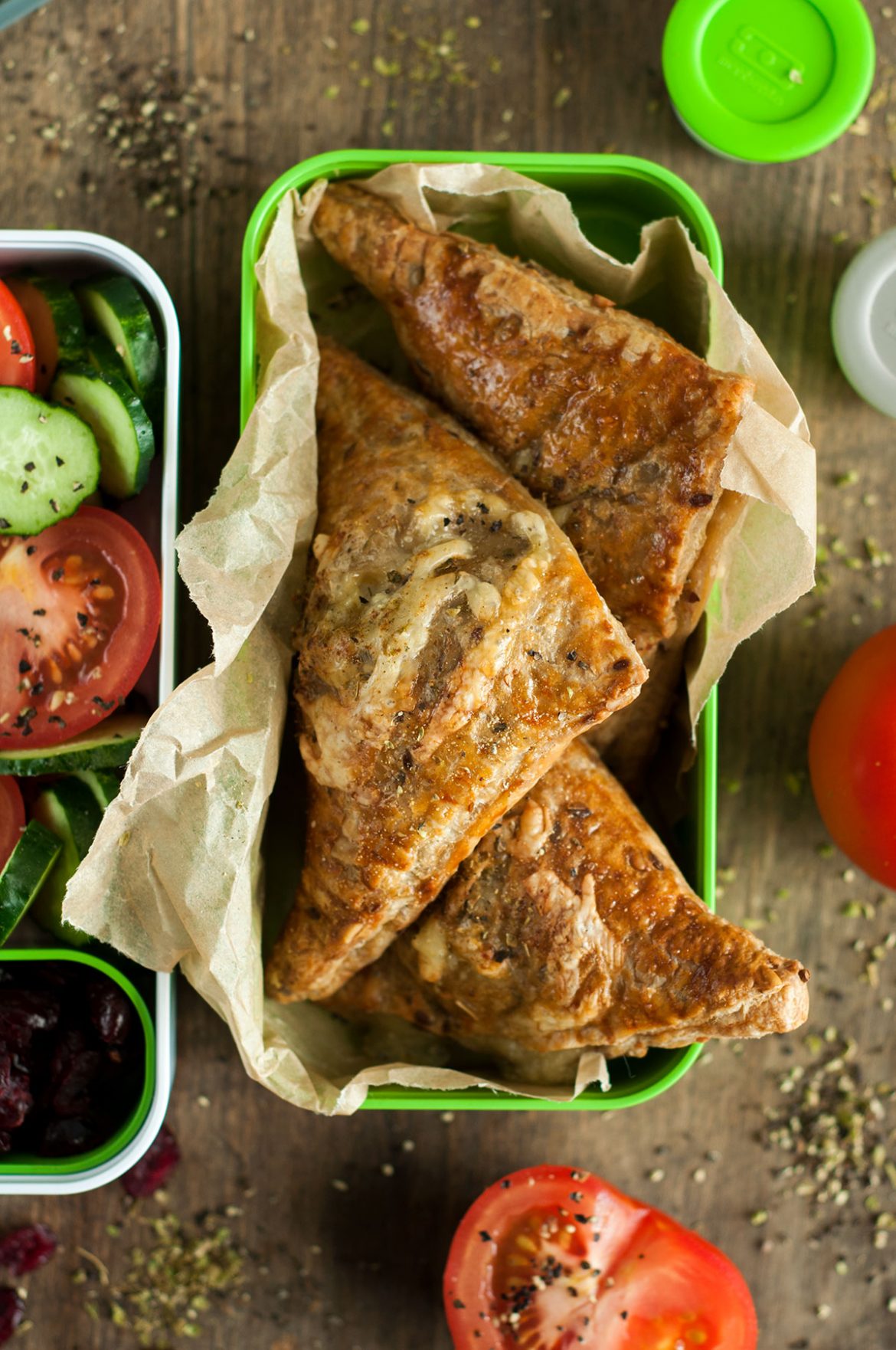 TRIJŲ PLIUSŲ TAISYKLĖ // Sluoksniuotos tešlos pyragėliai su vištiena ir sūriu