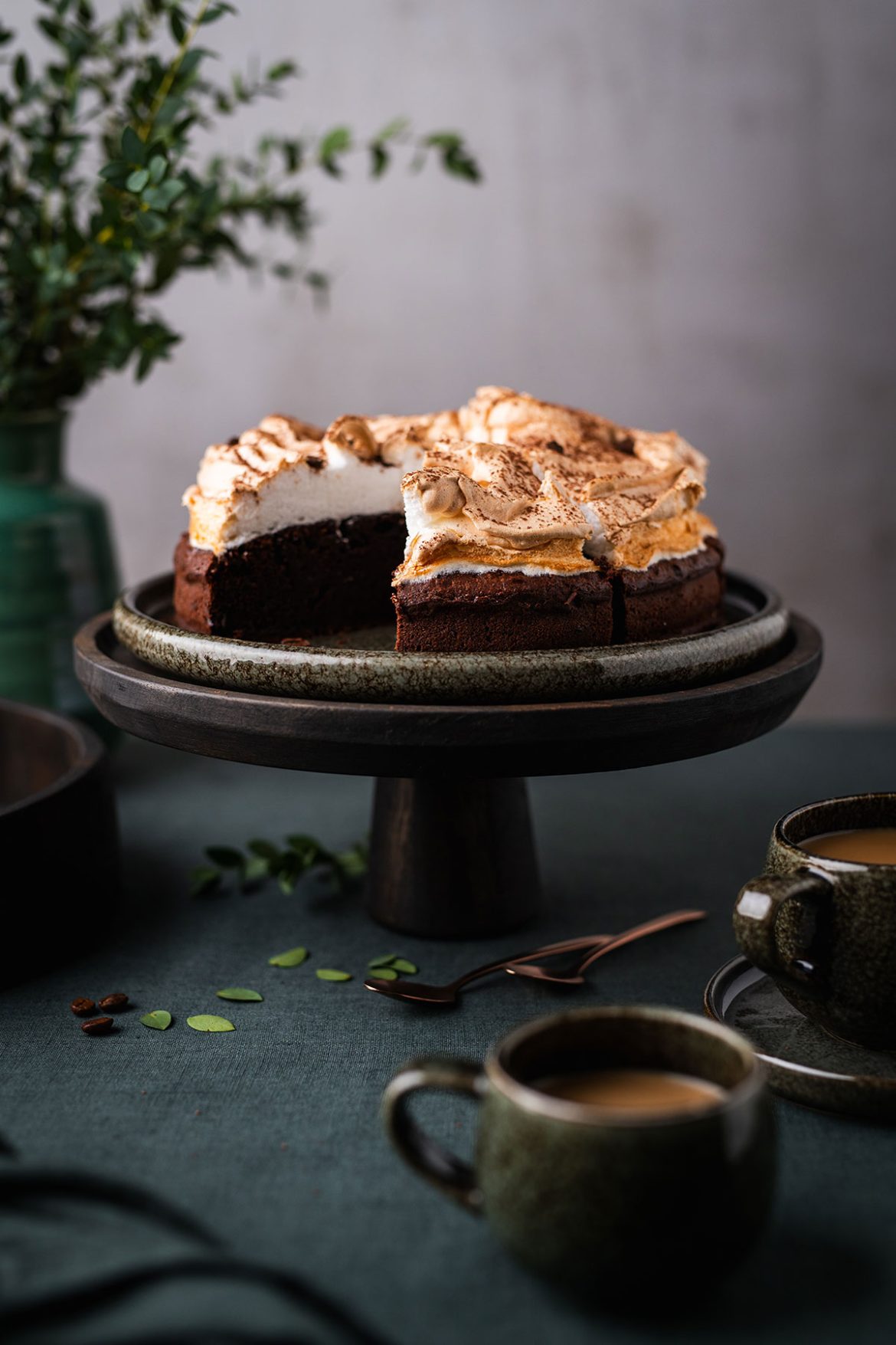 Šokoladinis pyragas su morengo kepure