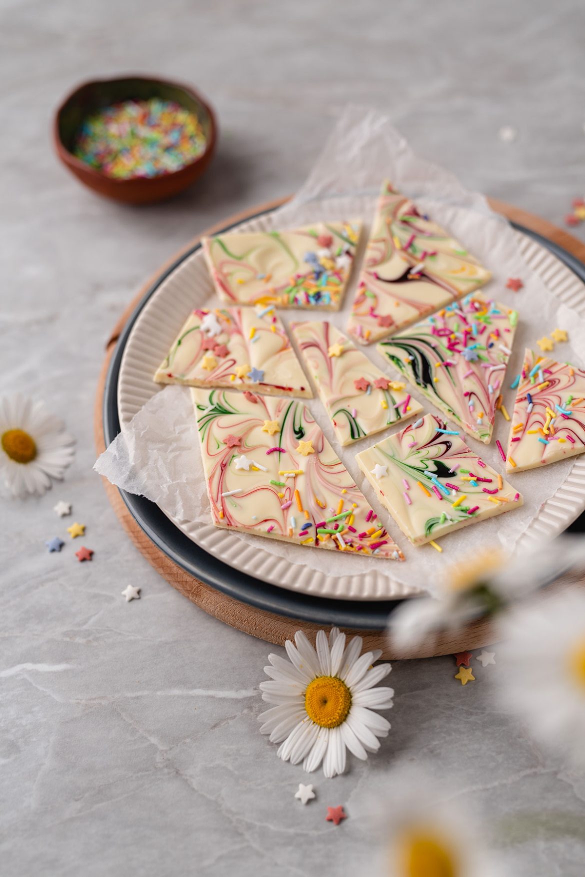 Spalvotas šokoladas | Dažais ir pabarstukais dekoruotas baltasis šokoladas