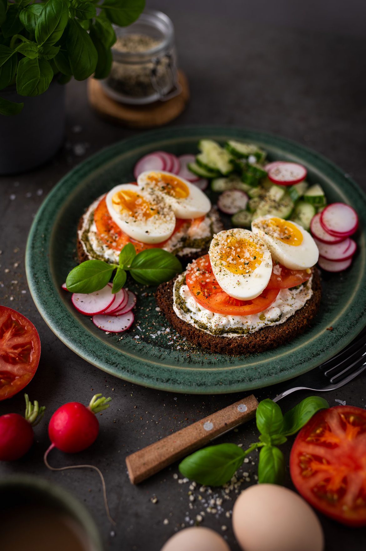 Sumuštiniai su grūdėta varške, pomidorais ir kiaušiniais
