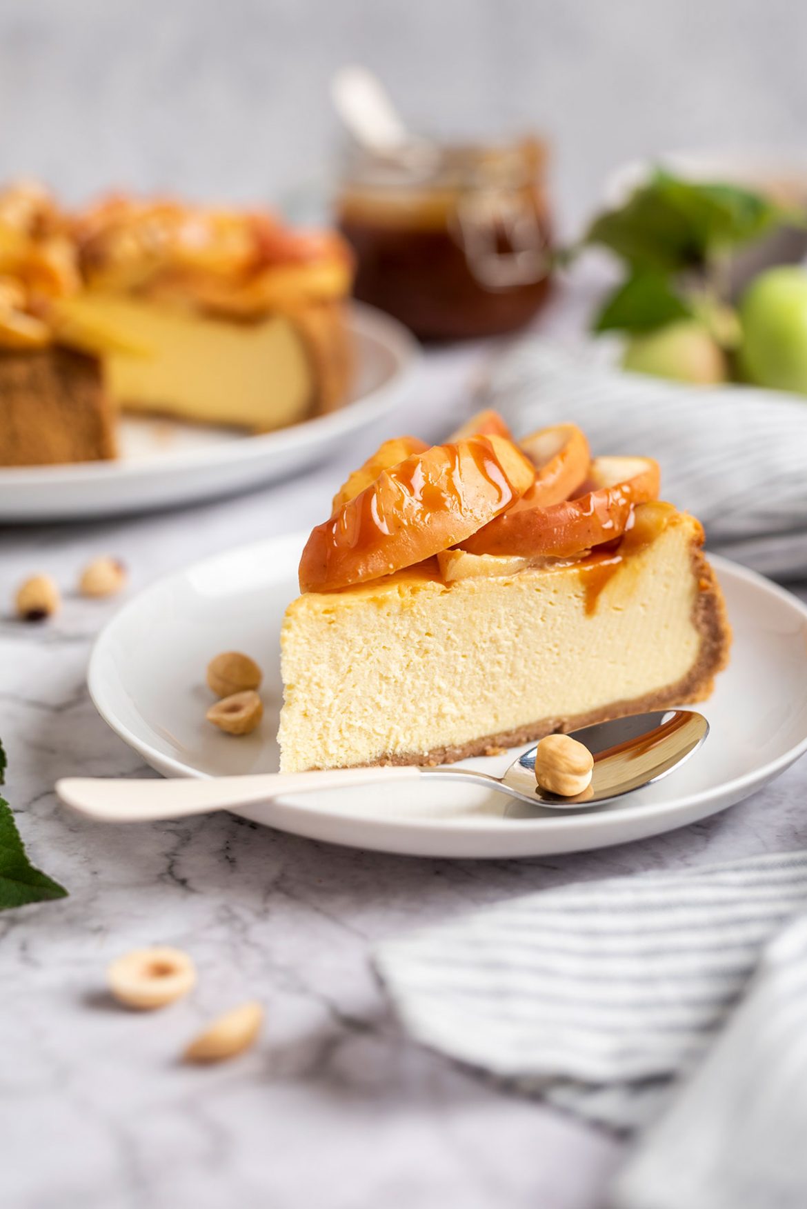 Sūrio tortas su keptais obuoliais ir karamele