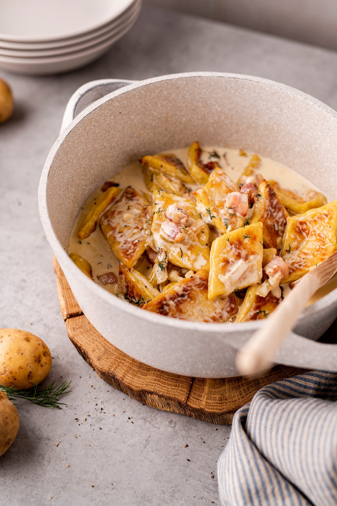 „Švilpikai“ (bulvinės bandelės) su šoninės padažu