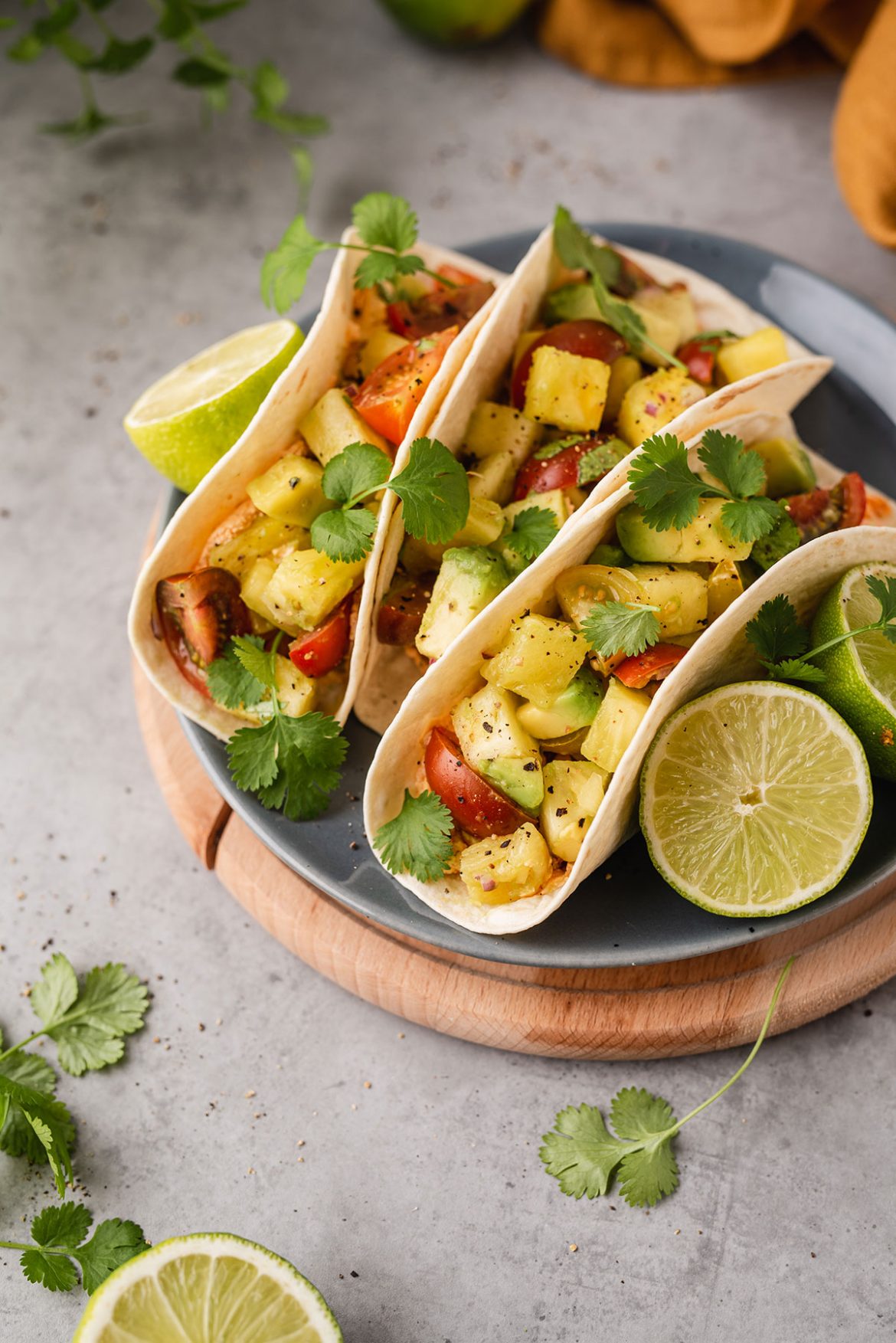 Takai su lašiša ir ananasų-avokadų salsa