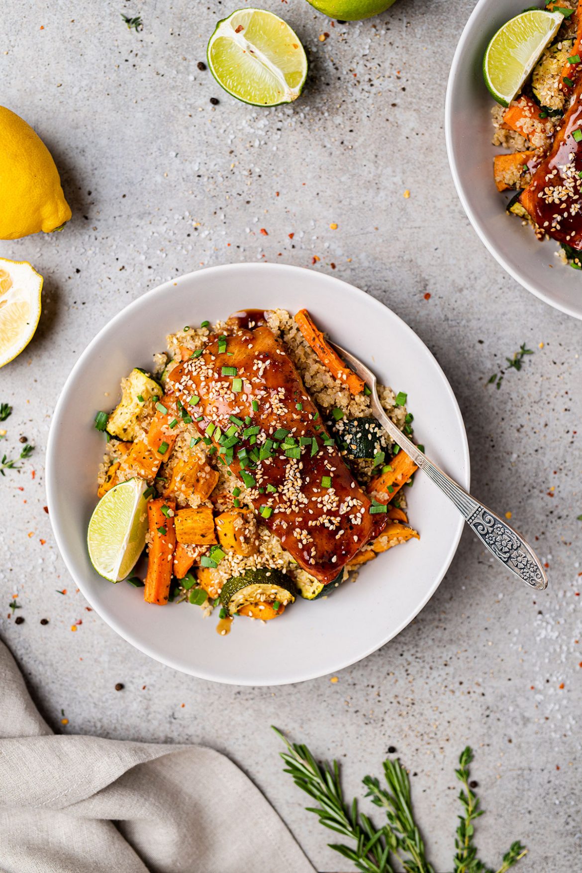 Orkaitėje kepta teriyaki lašiša su bolivinėmis balandomis ir keptomis daržovėmis