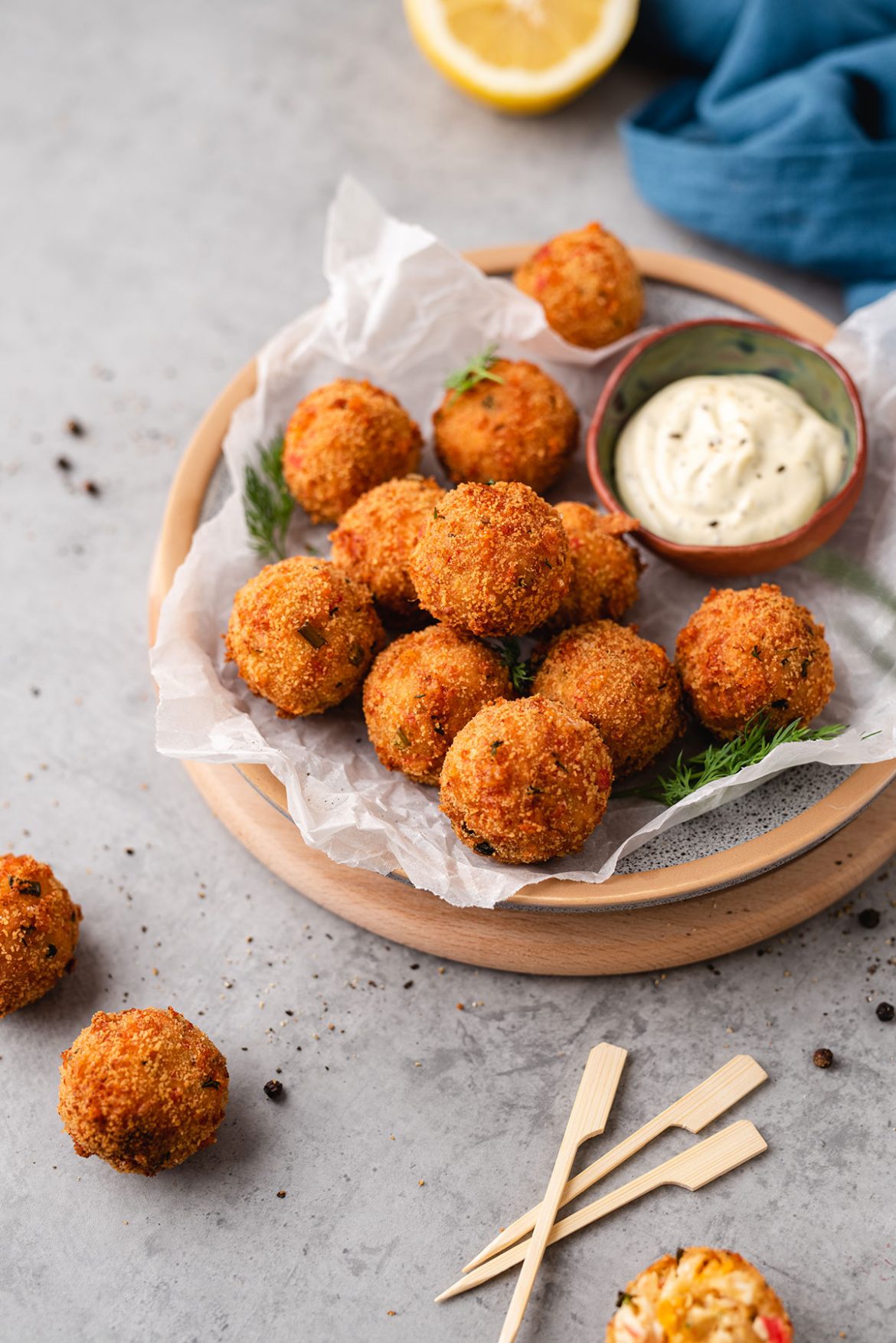 Trijų sūrių spurgytės su krabų skonio lazdelėmis