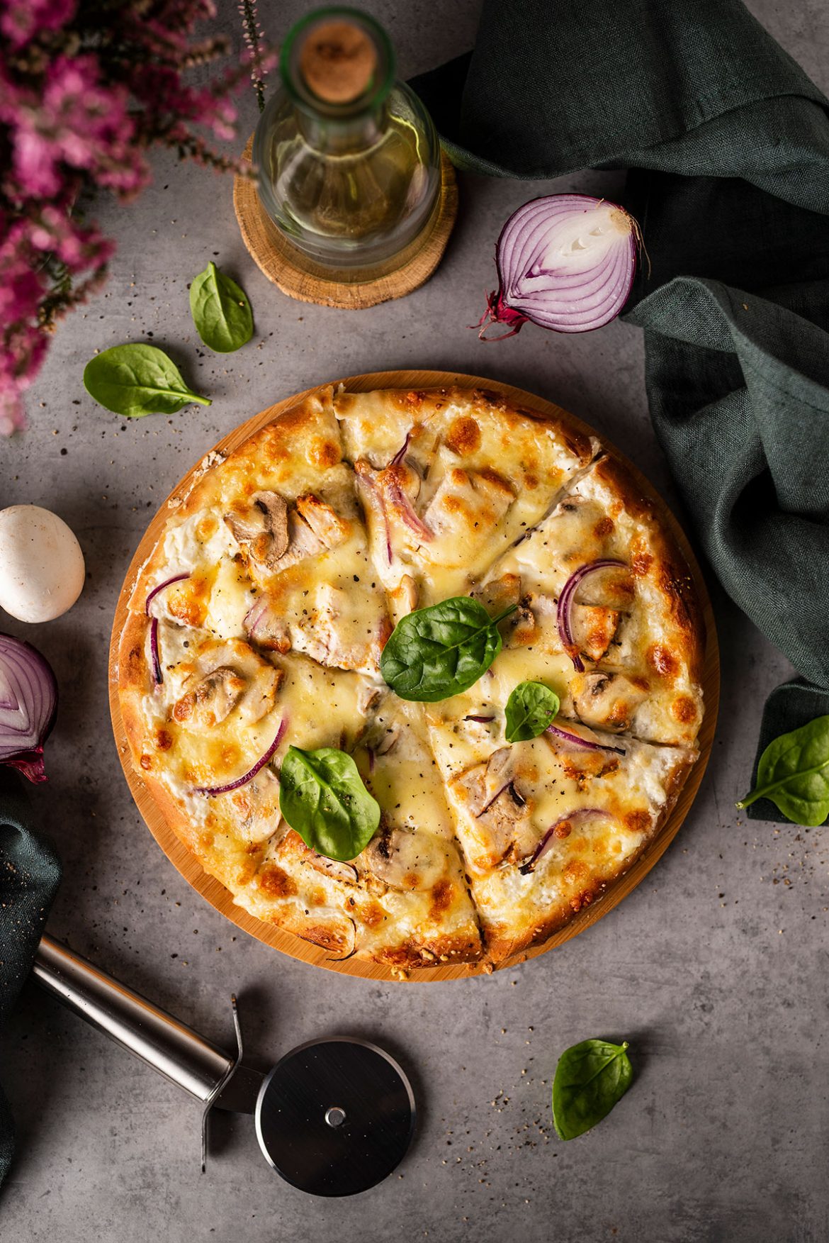 Trijų sūrių pica su vištiena ir pievagrybiais