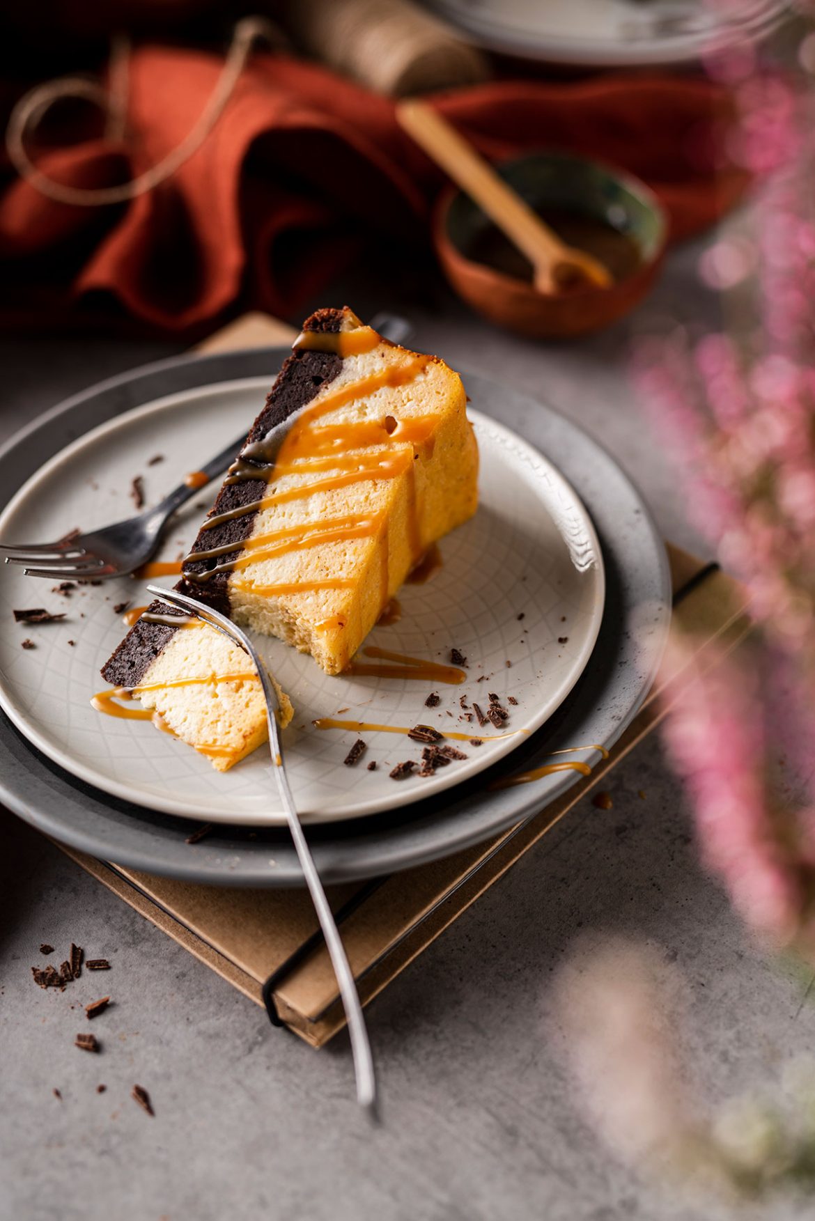 Trisluoksnis šokoladinis – vanilinis – moliūginis sūrio tortas